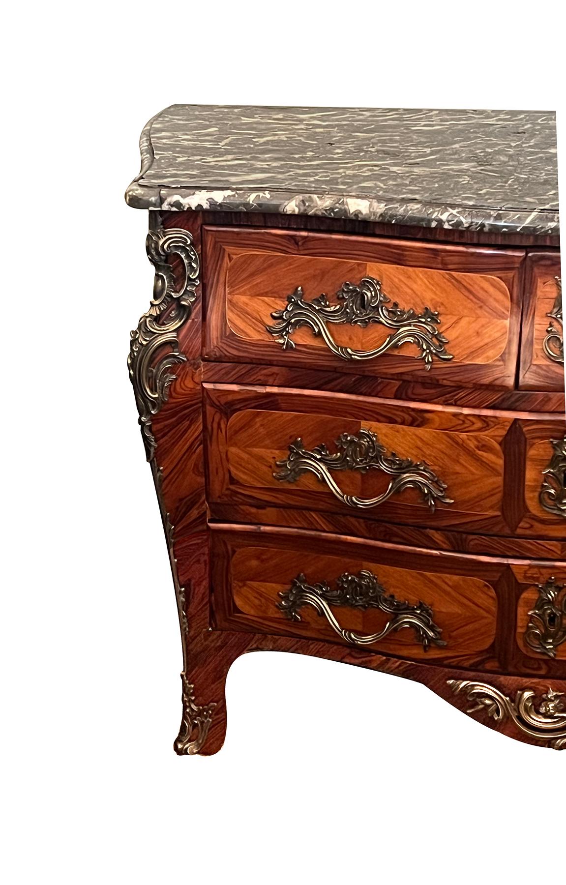 Firmato JB Hedouin Paris Régence Commode Tombeau in palissandro montato in bronzo In condizioni buone in vendita a San Francisco, CA