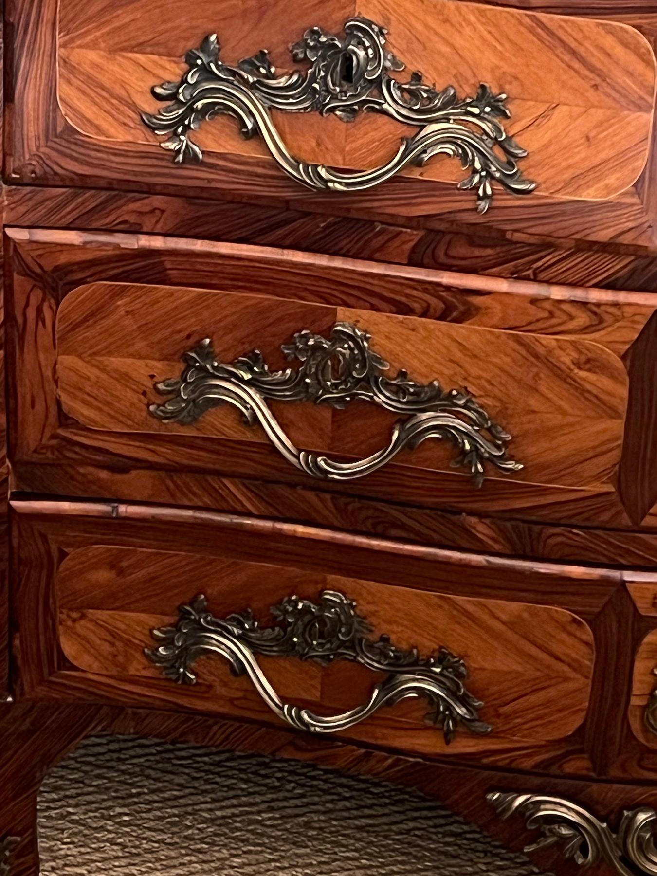 Firmato JB Hedouin Paris Régence Commode Tombeau in palissandro montato in bronzo in vendita 1