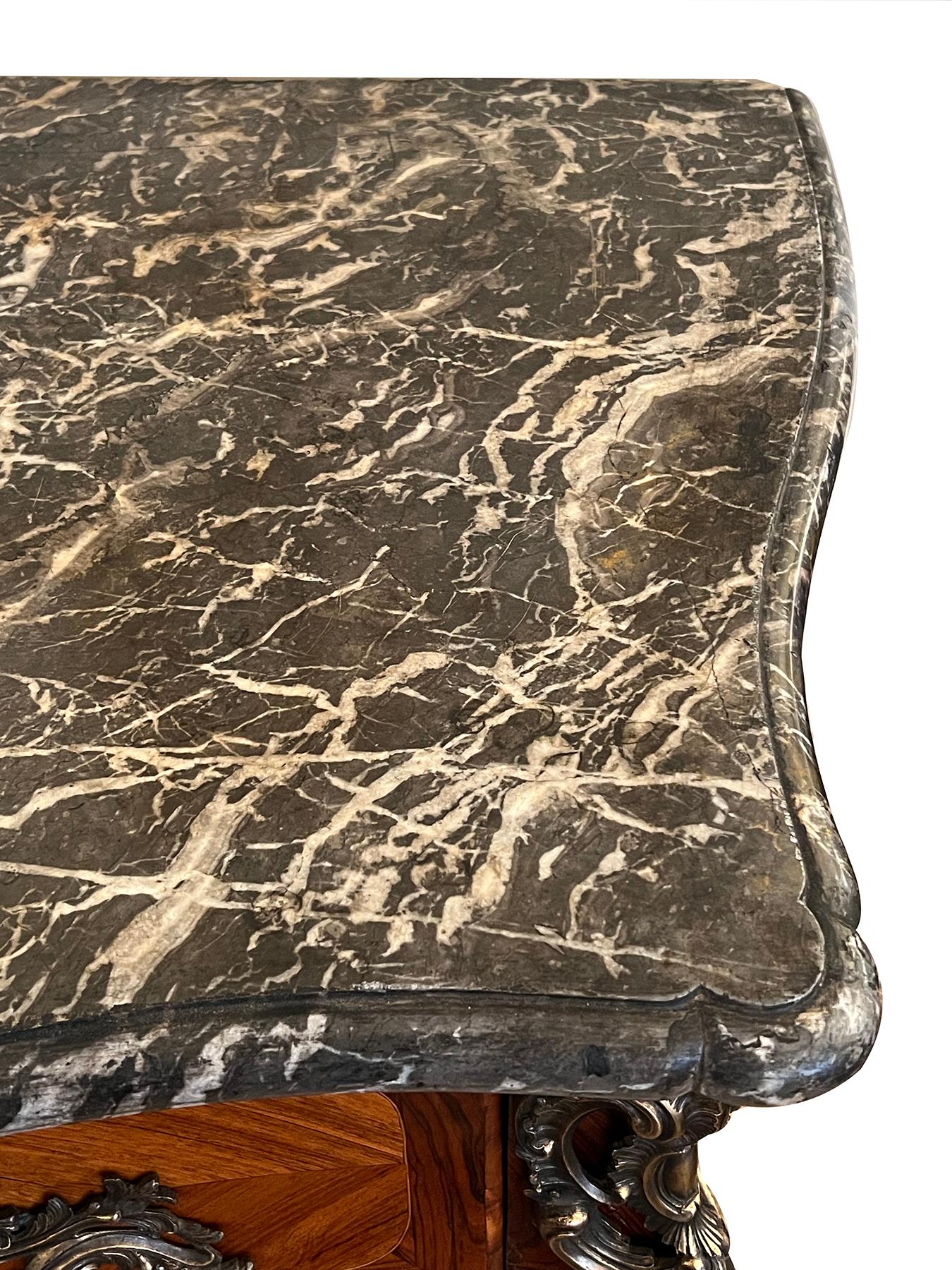 Firmato JB Hedouin Paris Régence Commode Tombeau in palissandro montato in bronzo in vendita 2