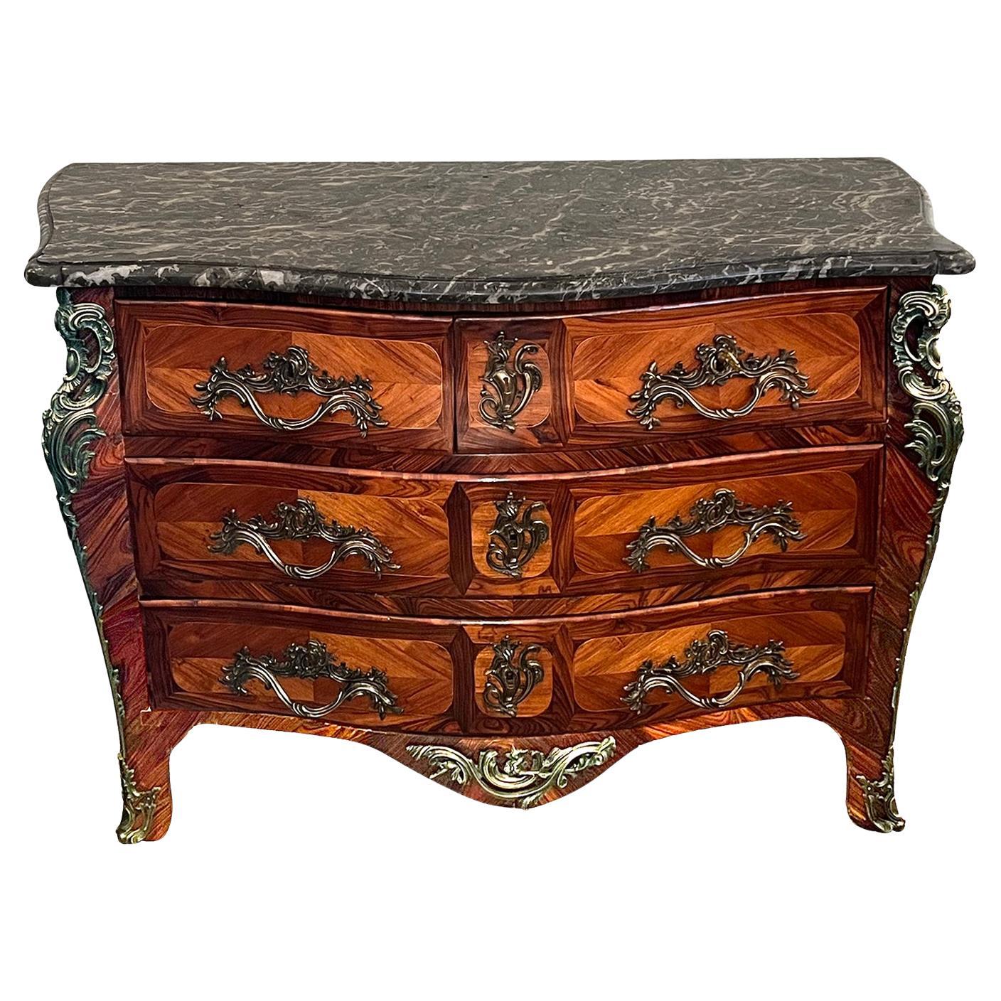 Firmato JB Hedouin Paris Régence Commode Tombeau in palissandro montato in bronzo in vendita
