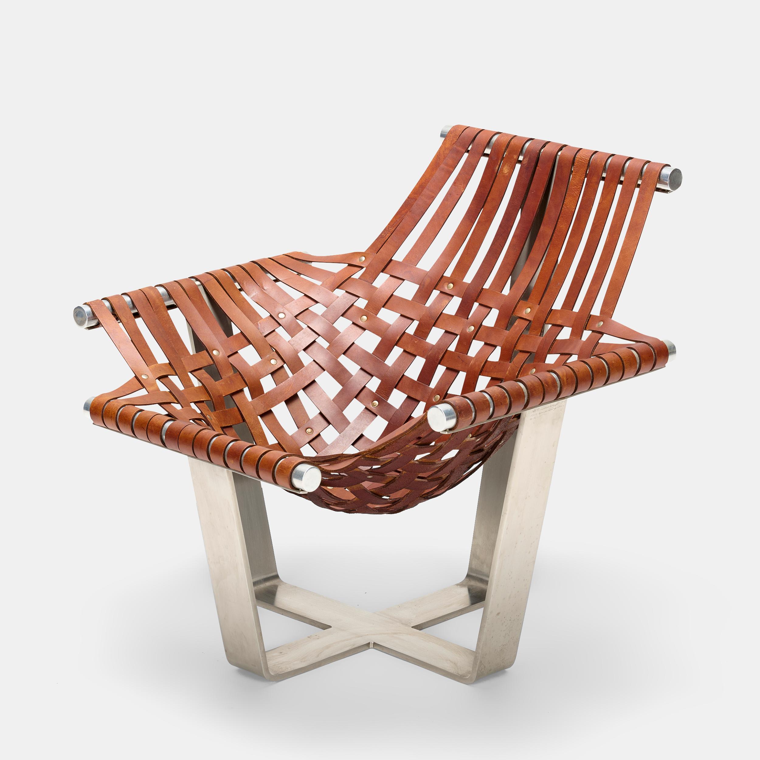 Chaise longue signée 'Jeff Messerschmidt 1972 1000 series Sling #14' en cuir ceinture cognac et acier inoxydable massif. Étonnamment confortable et d'une grande beauté.

Dimensions : 25 1/4
