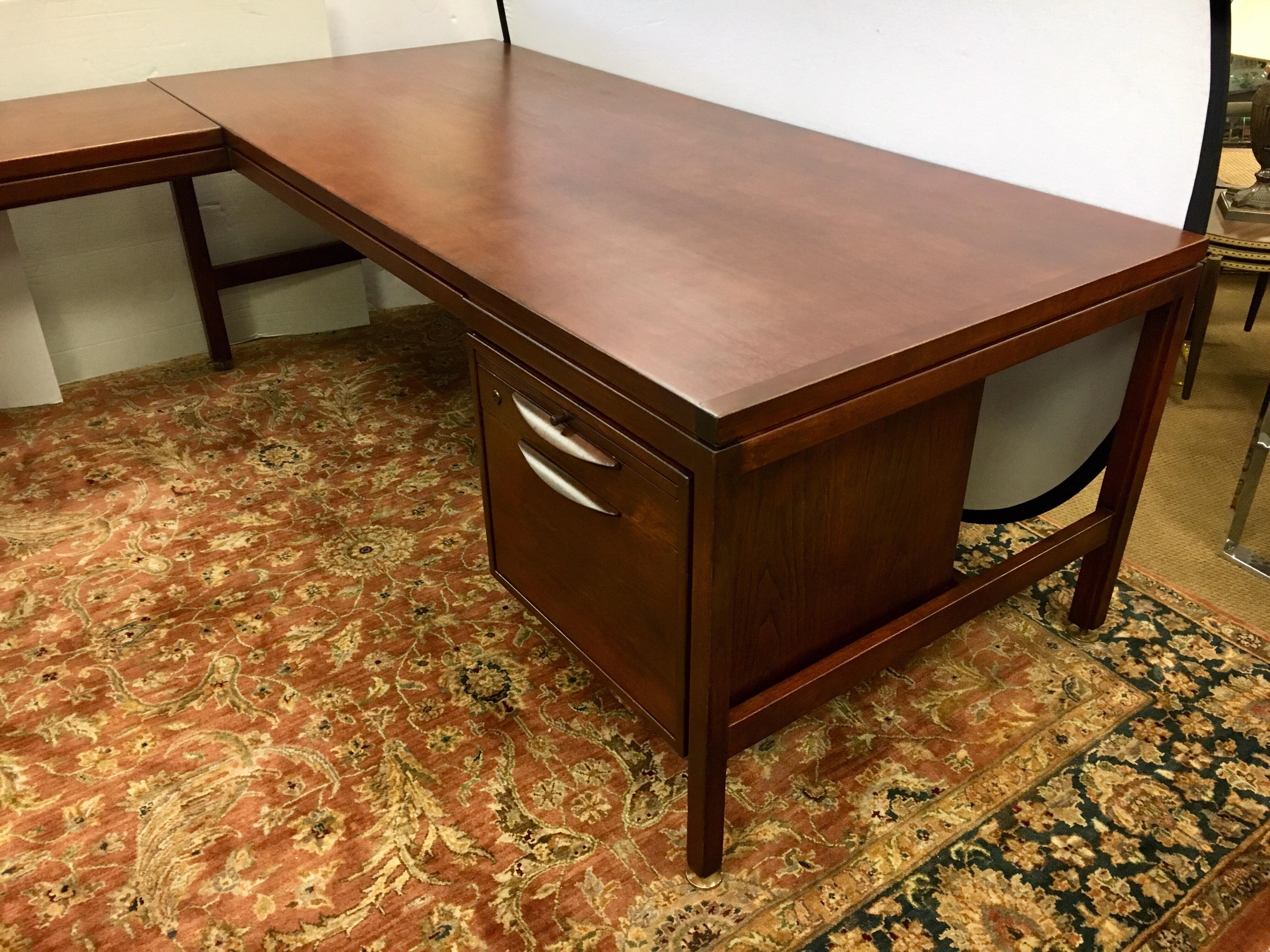 Signed Jens Risom Mid-Century Modern Large Walnut Executive Desk In Good Condition In West Hartford, CT