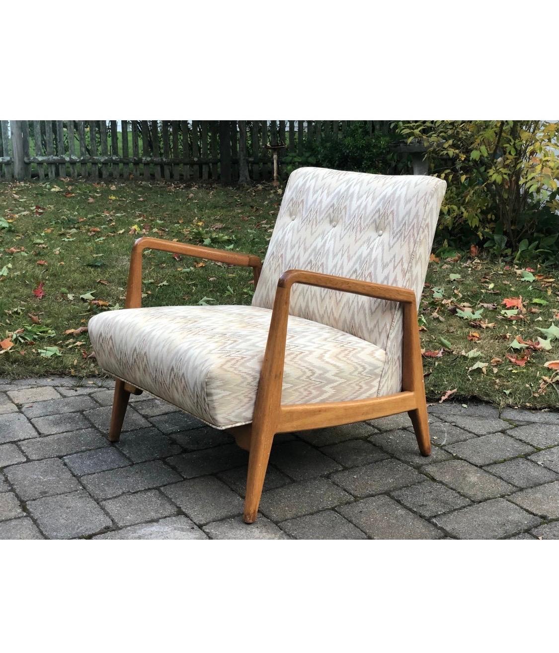 A model U-420 lounge chair by Jens Risom in highly figured walnut. The low lounge chair, U-420 is one
of the most coveted in the midcentury cannon. All labels are present. Heavy construction. Good condition.
