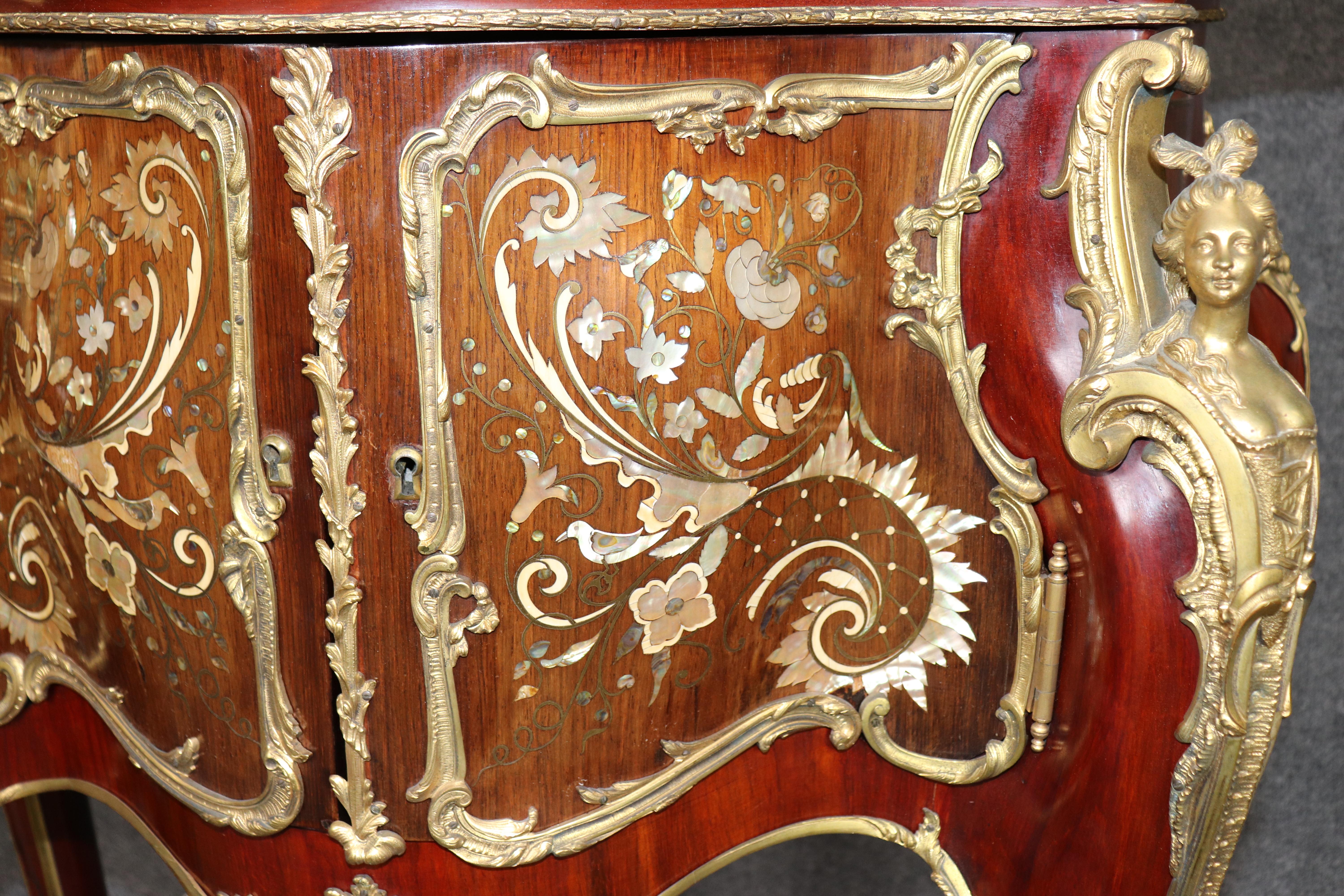 Firmato J. Groschkus Abalone e Madreperla Figurale in bronzo con arco in vetro in vendita 3