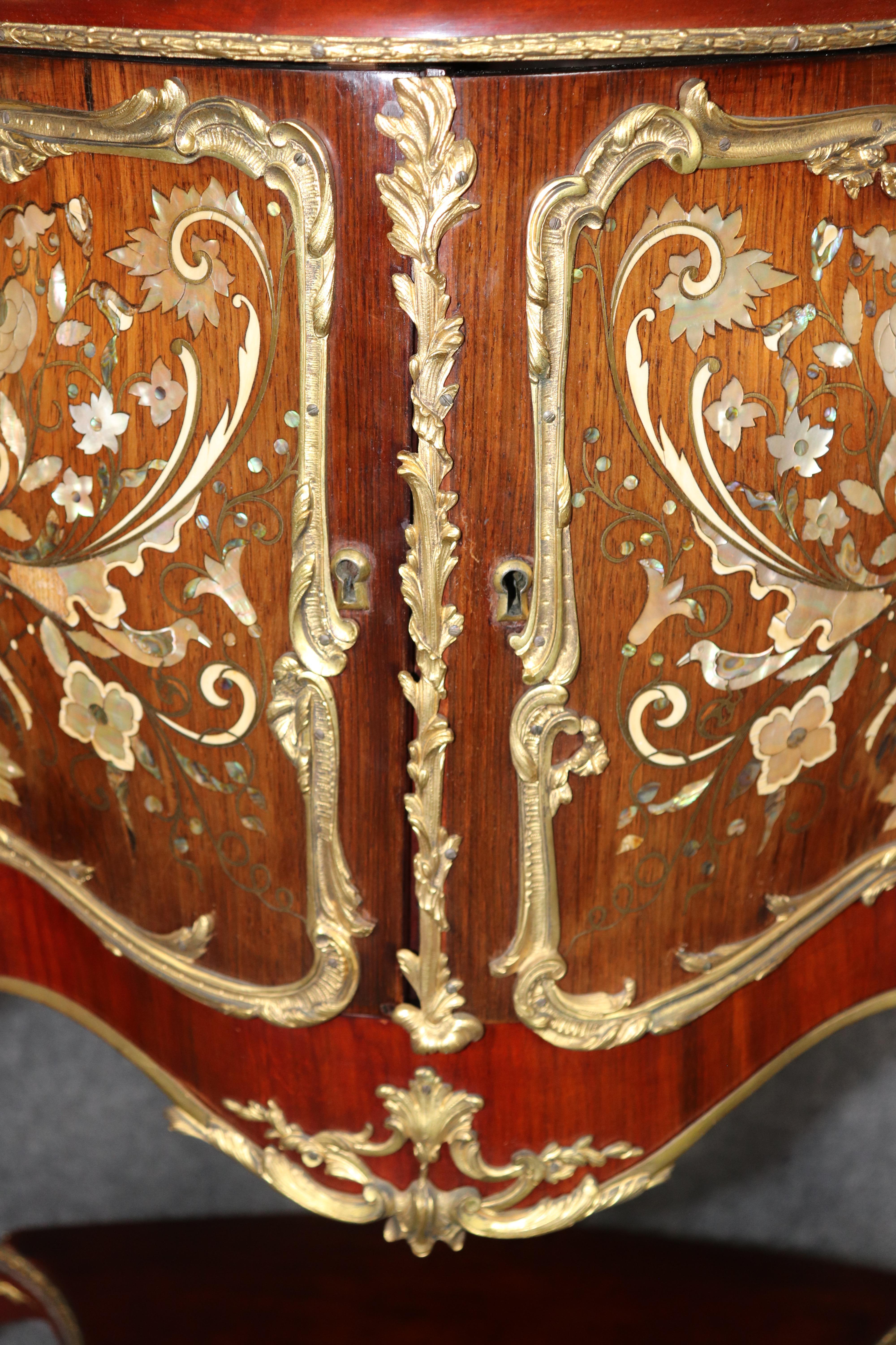 Firmato J. Groschkus Abalone e Madreperla Figurale in bronzo con arco in vetro in vendita 4