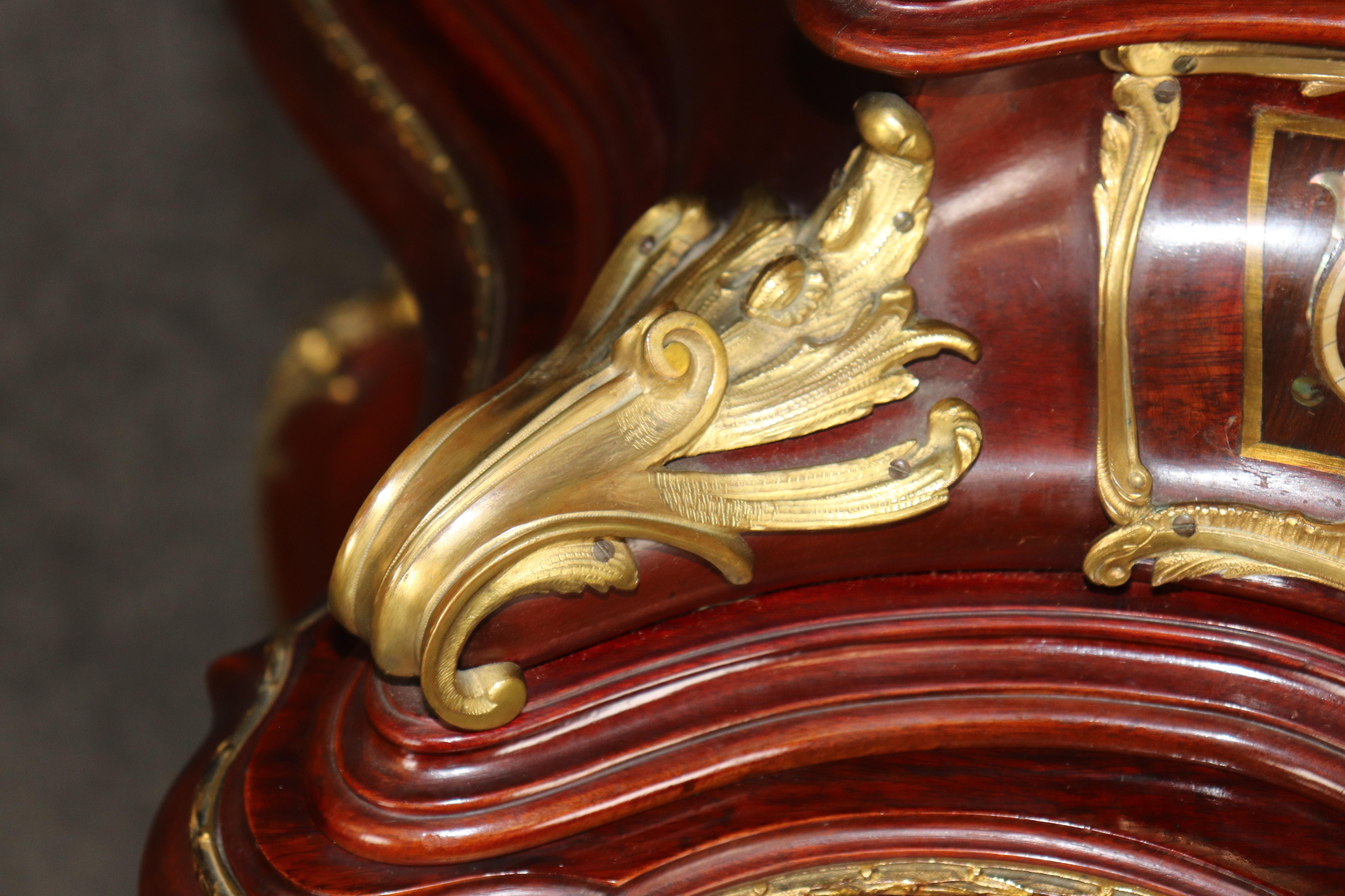 Firmato J. Groschkus Abalone e Madreperla Figurale in bronzo con arco in vetro in vendita 7