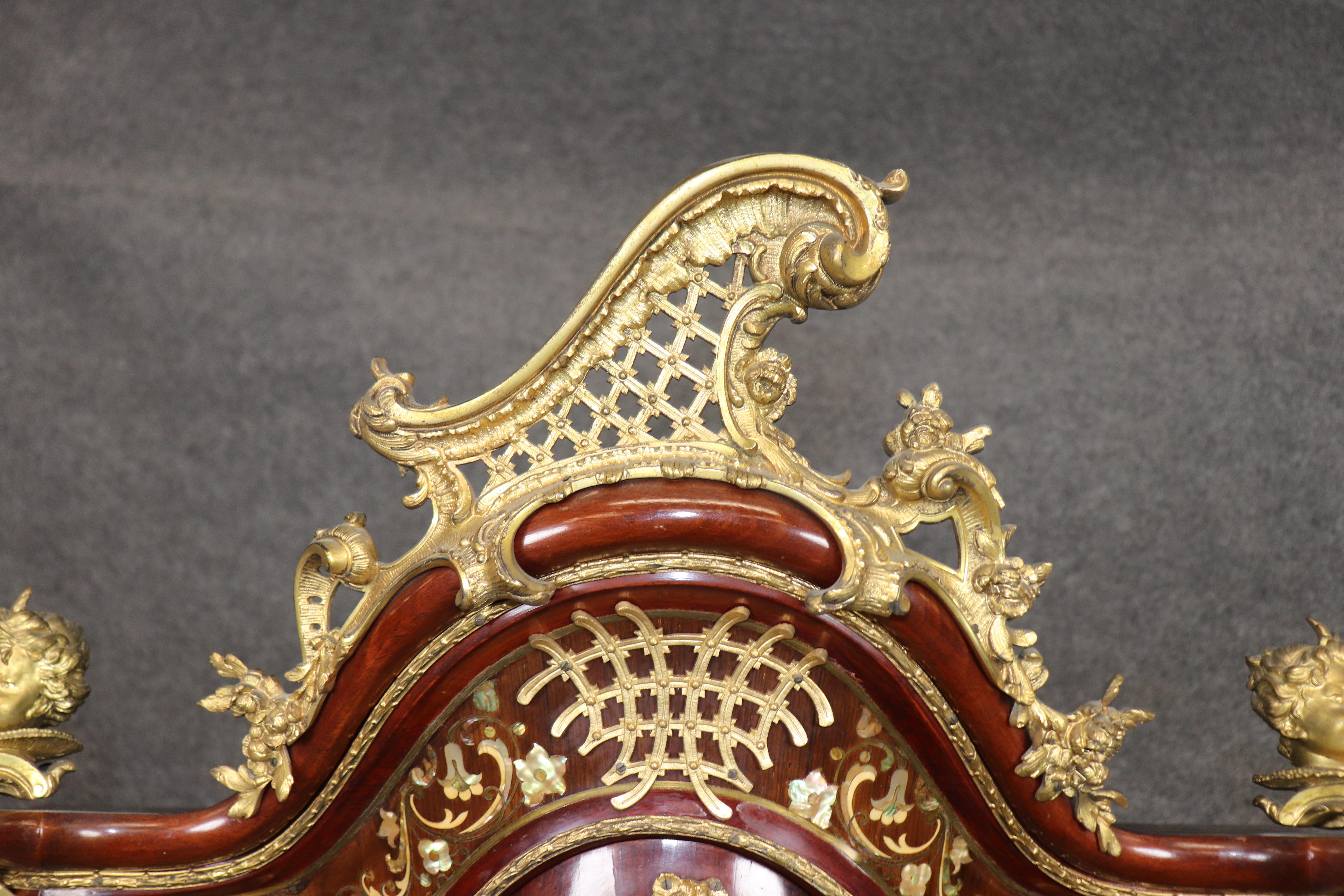 Firmato J. Groschkus Abalone e Madreperla Figurale in bronzo con arco in vetro in vendita 8