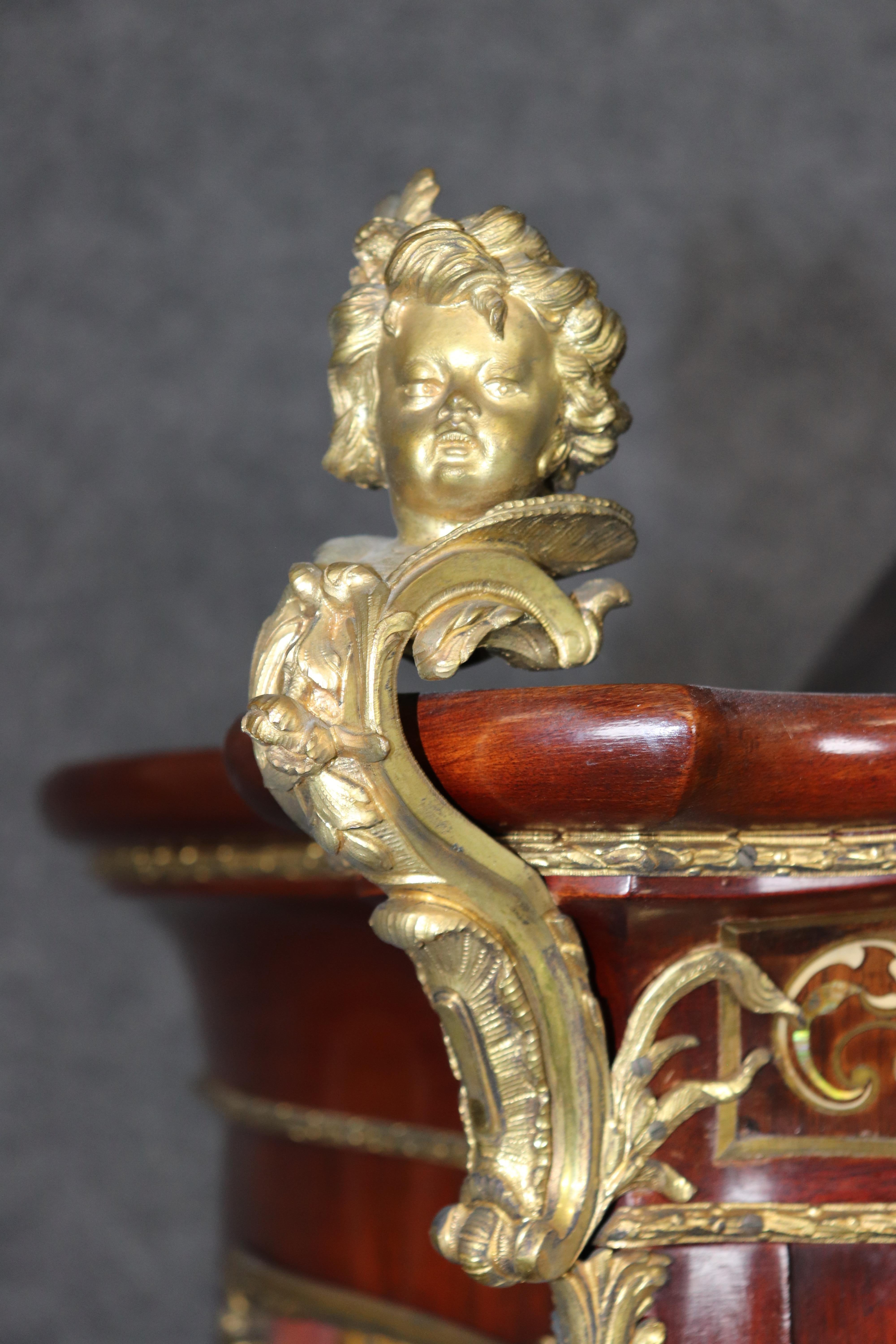 Firmato J. Groschkus Abalone e Madreperla Figurale in bronzo con arco in vetro in vendita 9