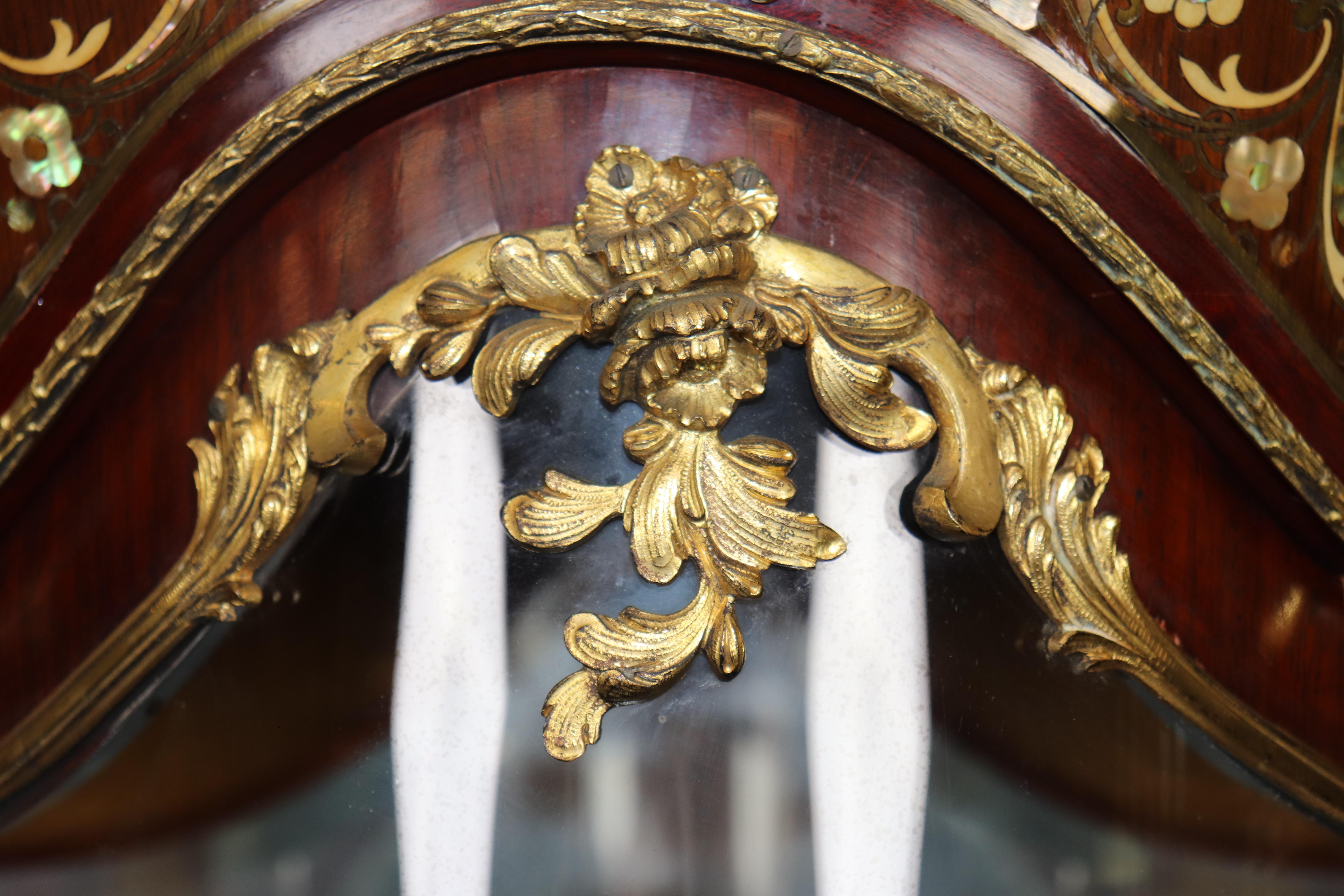 Firmato J. Groschkus Abalone e Madreperla Figurale in bronzo con arco in vetro in vendita 10