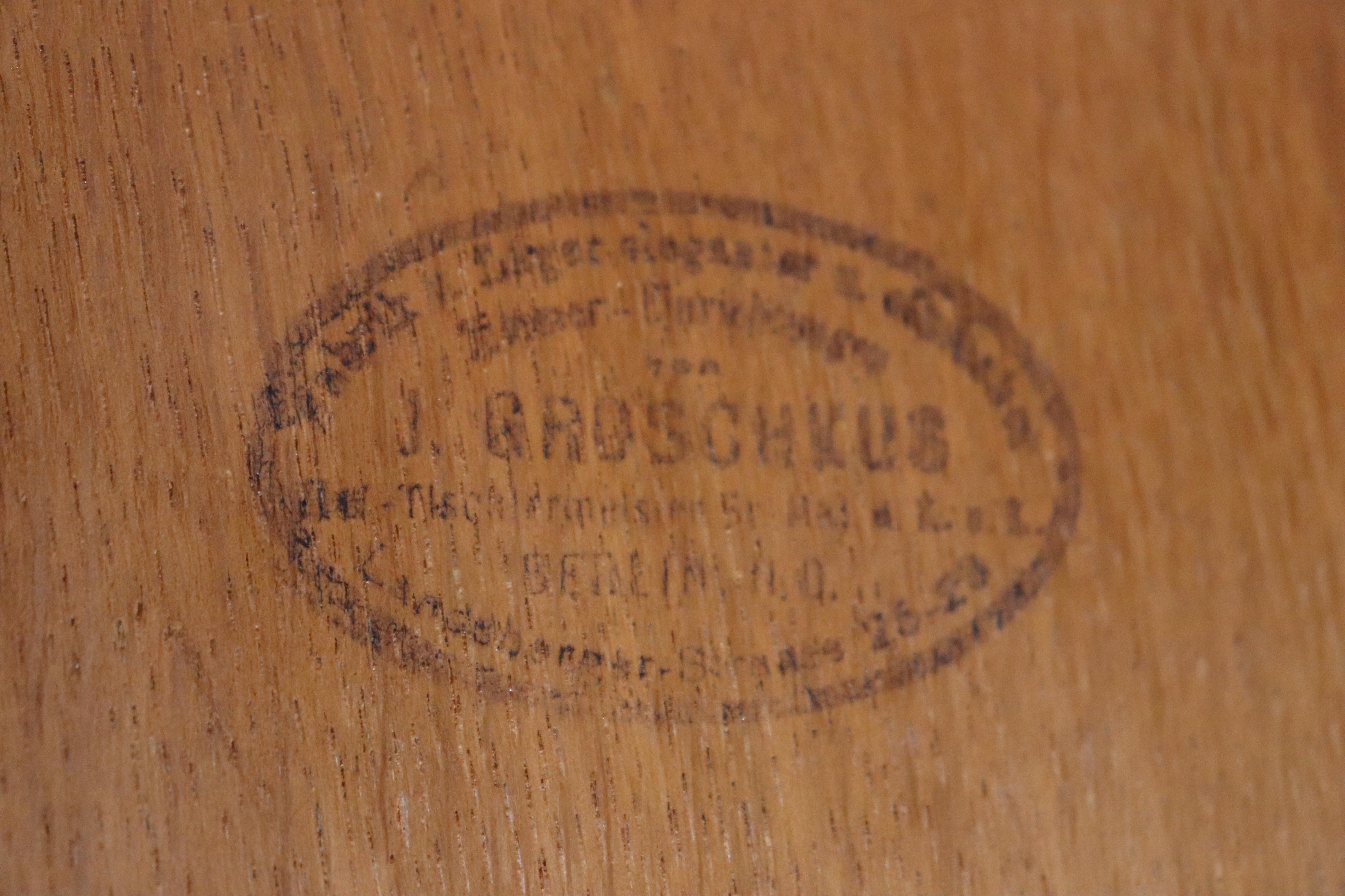 Firmato J. Groschkus Abalone e Madreperla Figurale in bronzo con arco in vetro in vendita 11