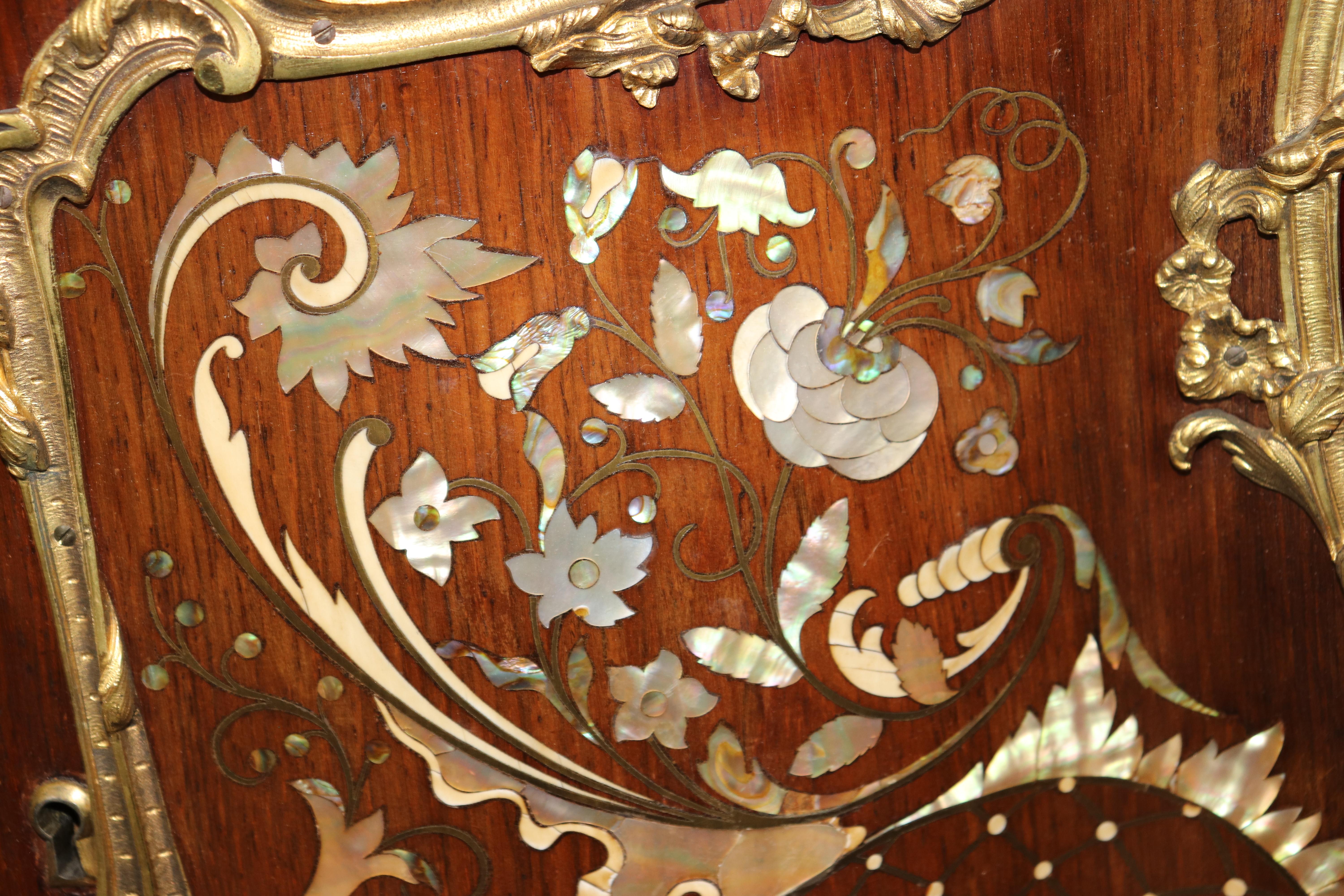 Firmato J. Groschkus Abalone e Madreperla Figurale in bronzo con arco in vetro in vendita 12