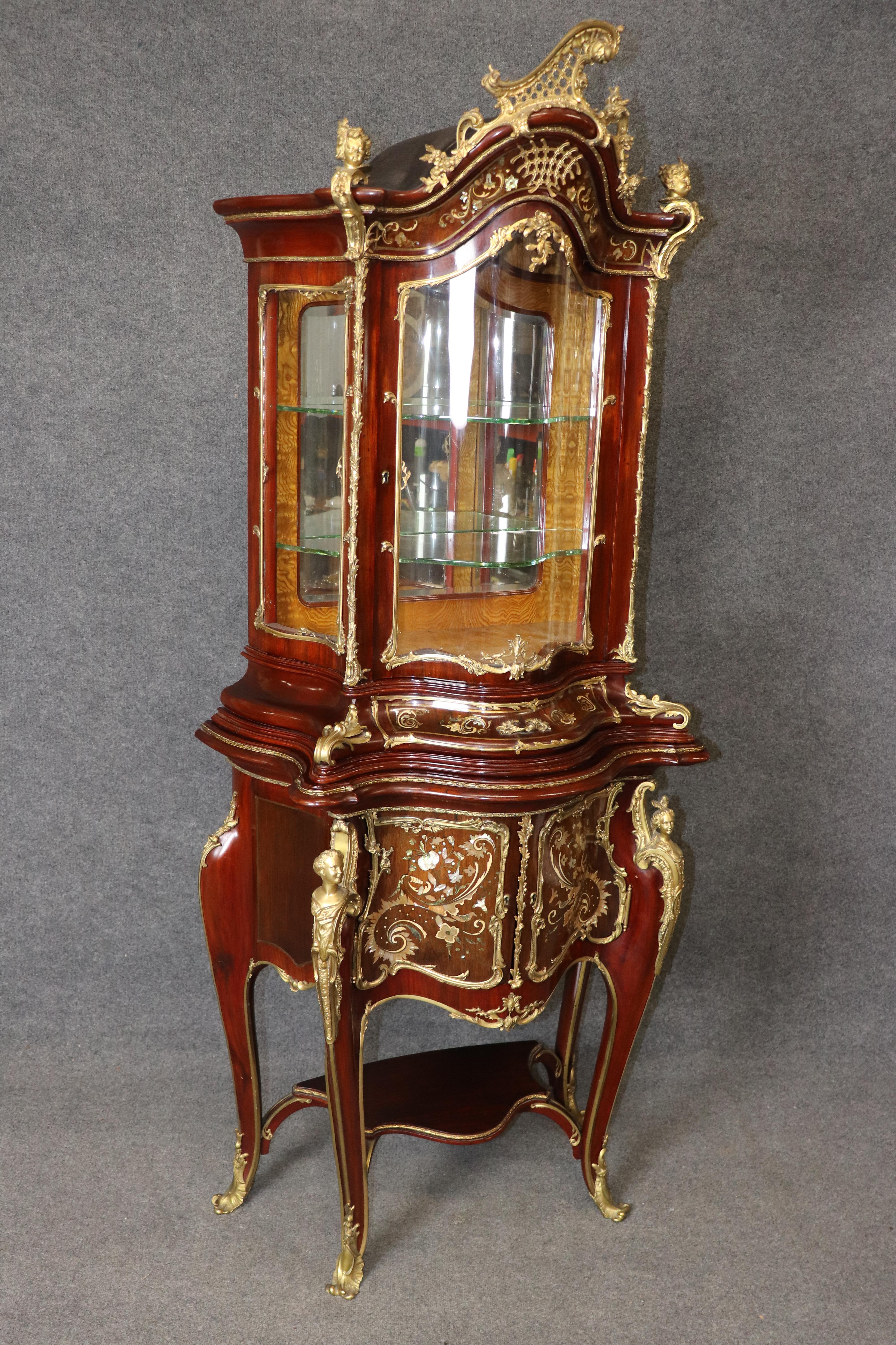 Questa splendida vetrina tedesca della fine del XIX secolo, firmata dall'ebanista J. Groschkus, rappresenta uno dei migliori esempi di artigianato continentale degli anni Ottanta del XIX secolo. Costruito squisitamente in noce e olmo sbavato, il