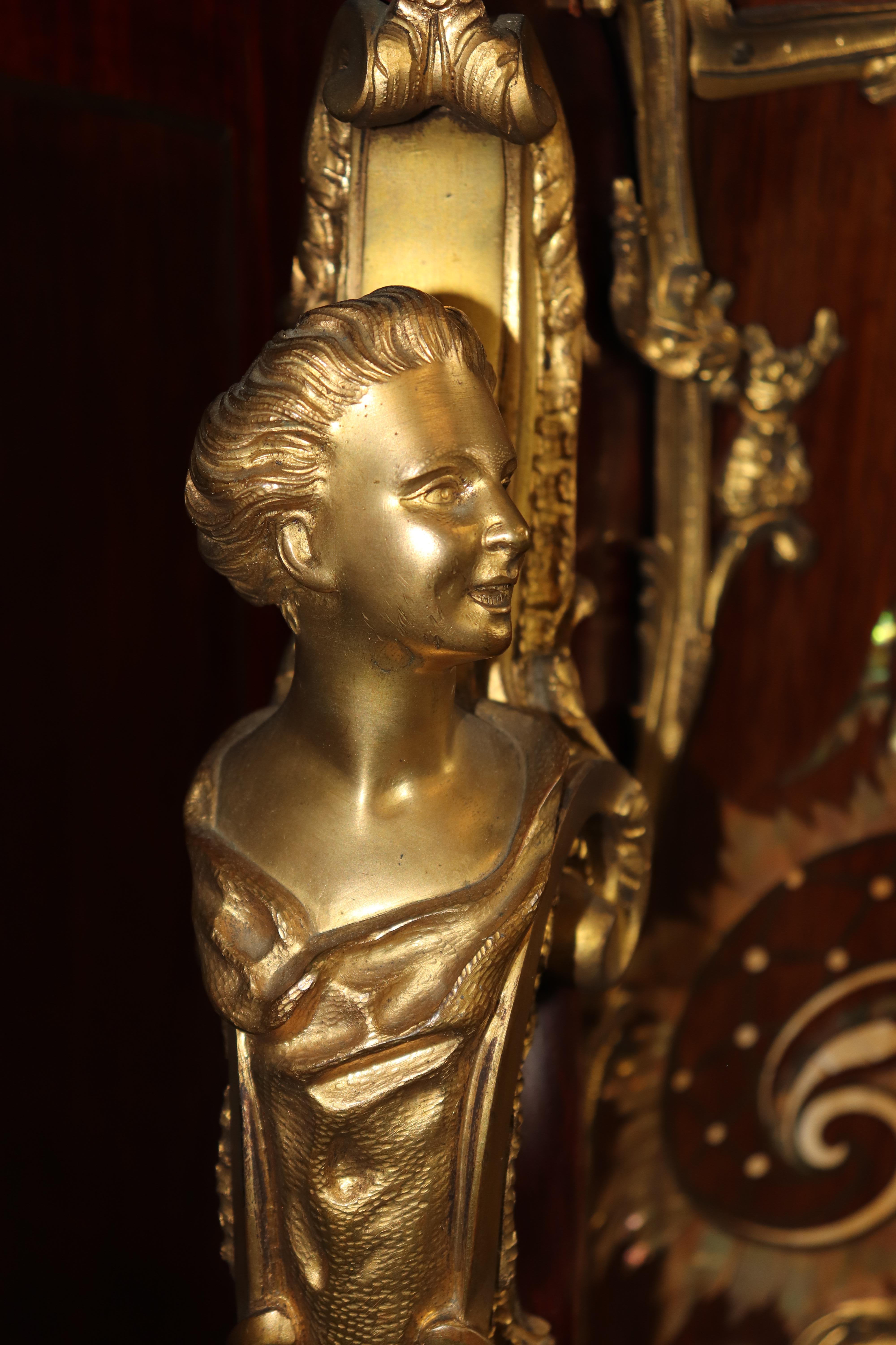 Luigi XV Firmato J. Groschkus Abalone e Madreperla Figurale in bronzo con arco in vetro in vendita