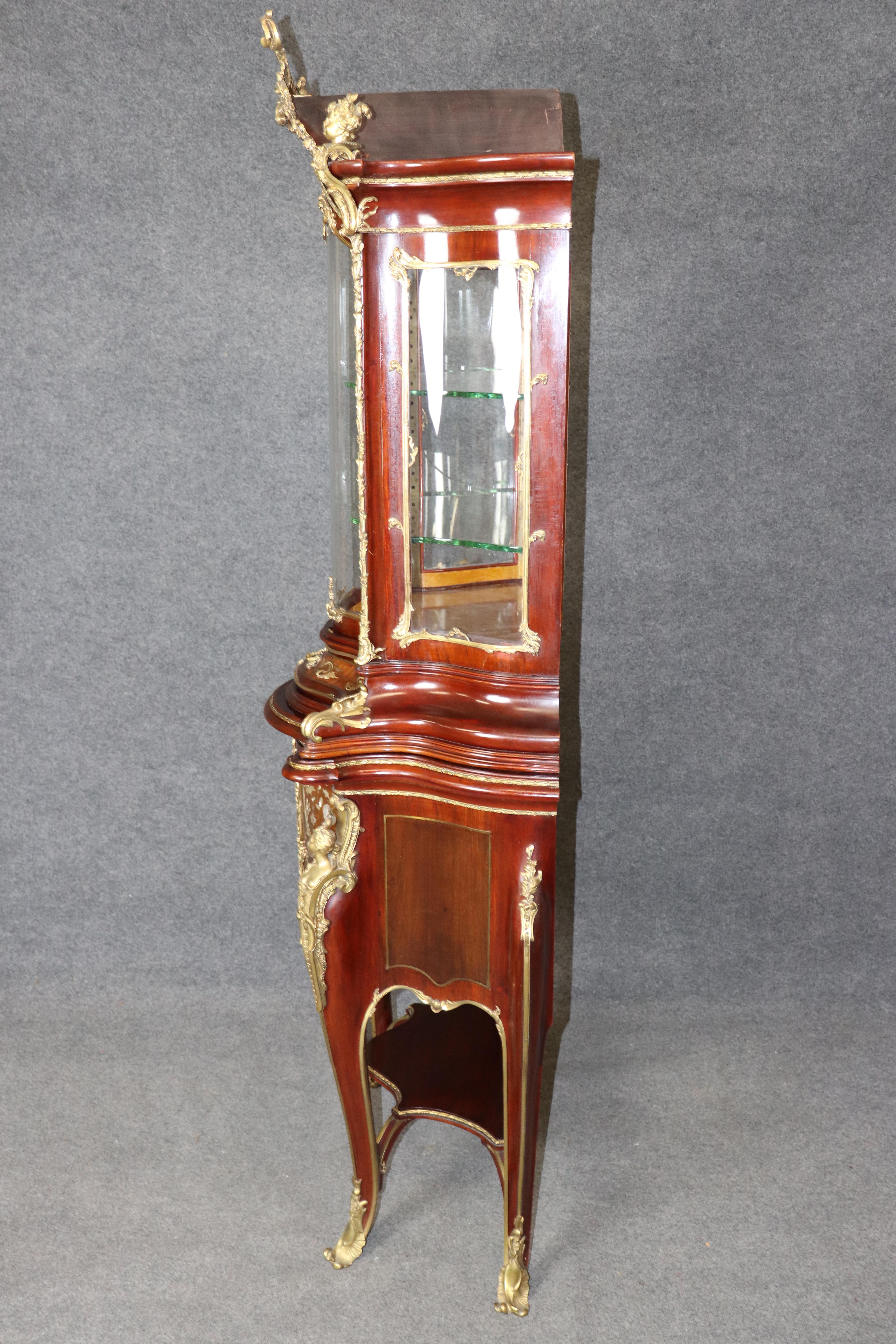 Firmato J. Groschkus Abalone e Madreperla Figurale in bronzo con arco in vetro In condizioni buone in vendita a Swedesboro, NJ