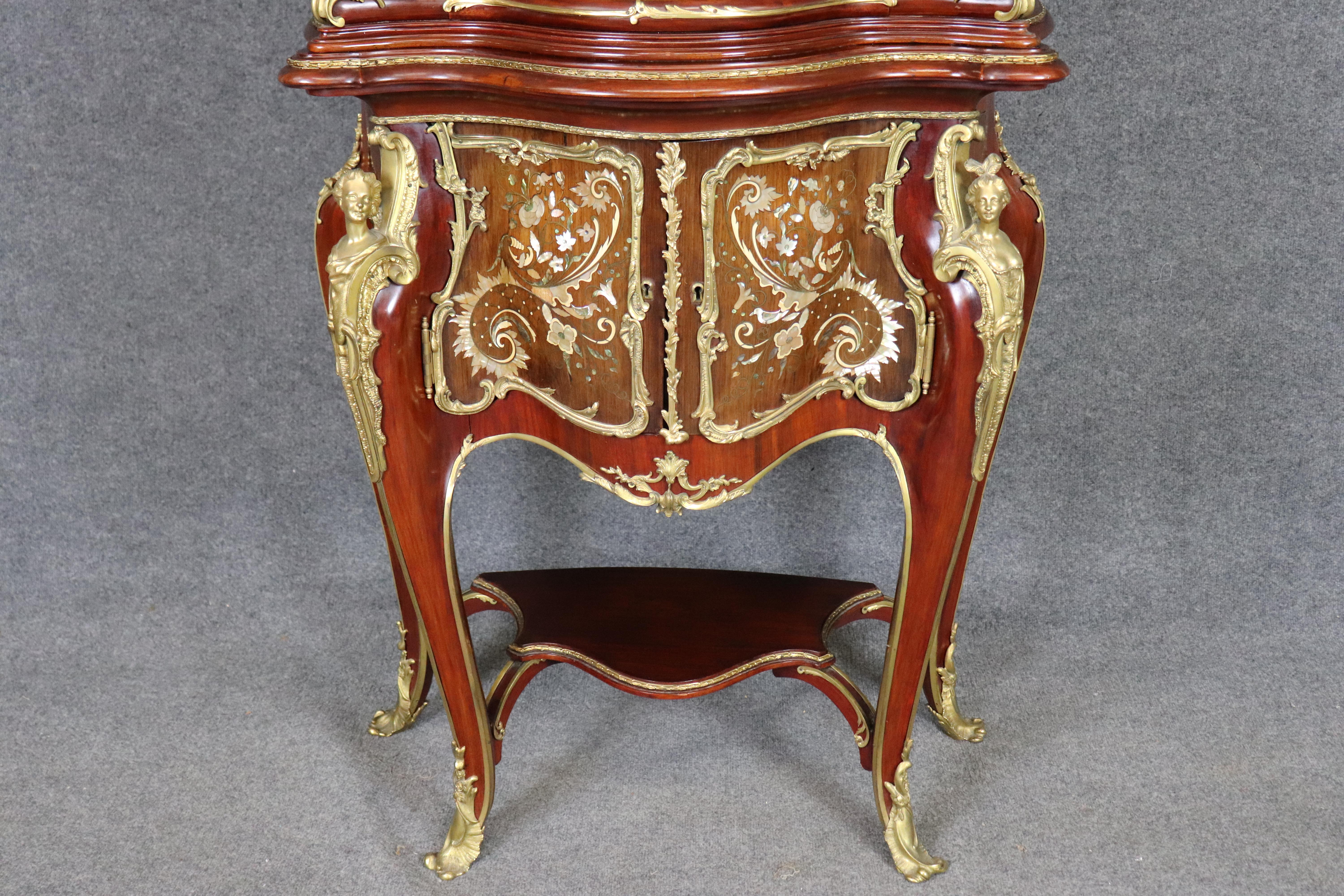 Fine XIX secolo Firmato J. Groschkus Abalone e Madreperla Figurale in bronzo con arco in vetro in vendita