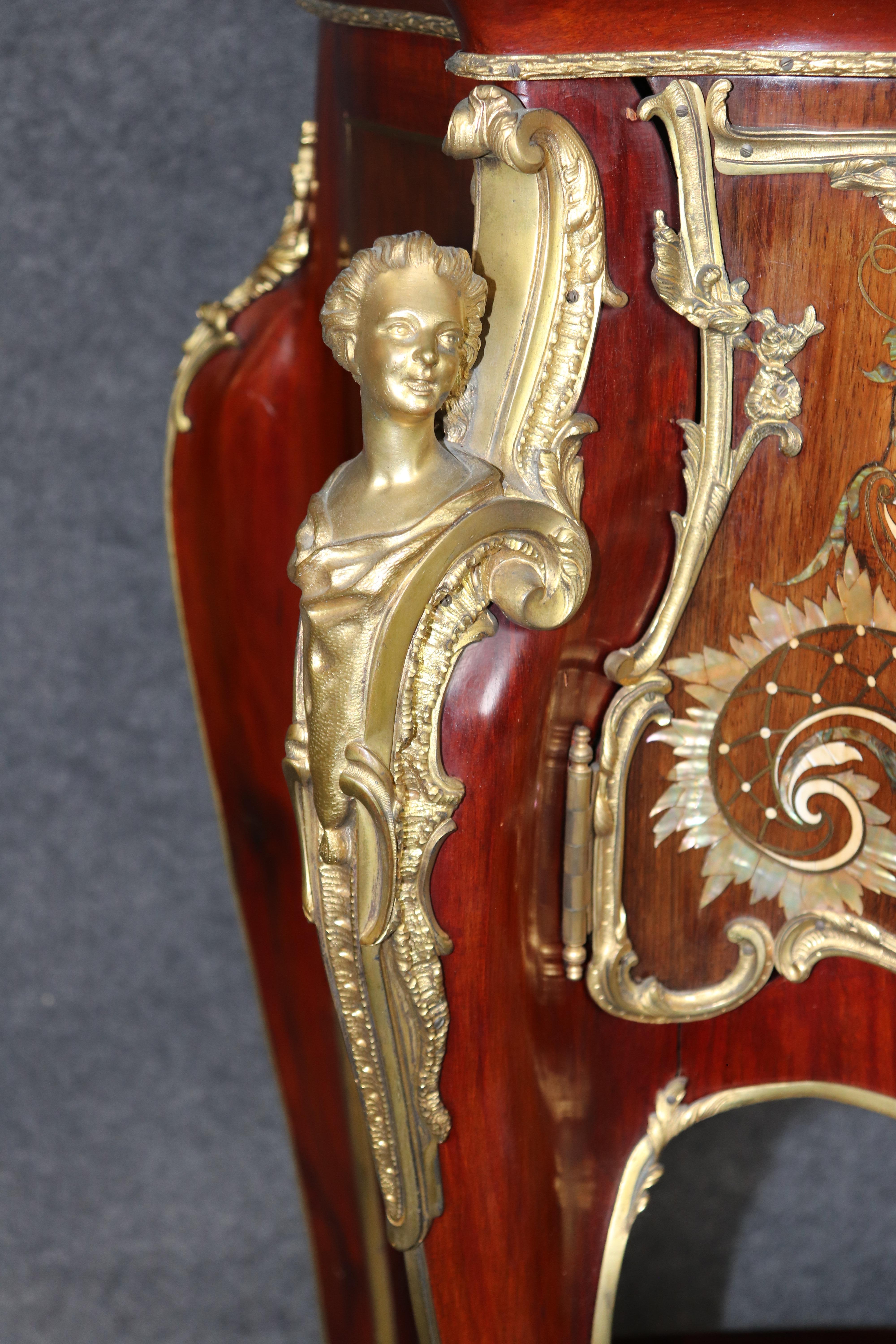 Firmato J. Groschkus Abalone e Madreperla Figurale in bronzo con arco in vetro in vendita 1