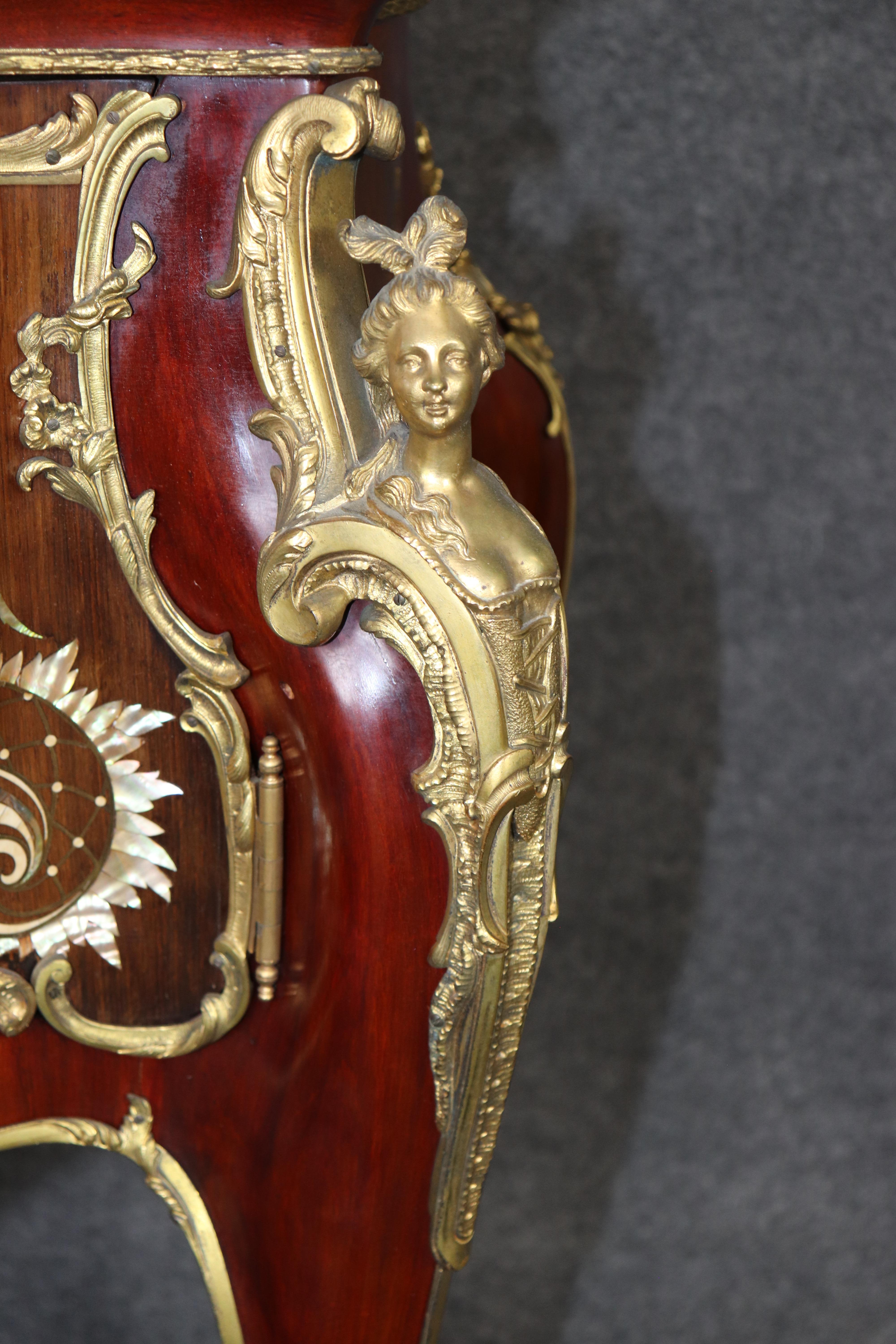 Firmato J. Groschkus Abalone e Madreperla Figurale in bronzo con arco in vetro in vendita 2