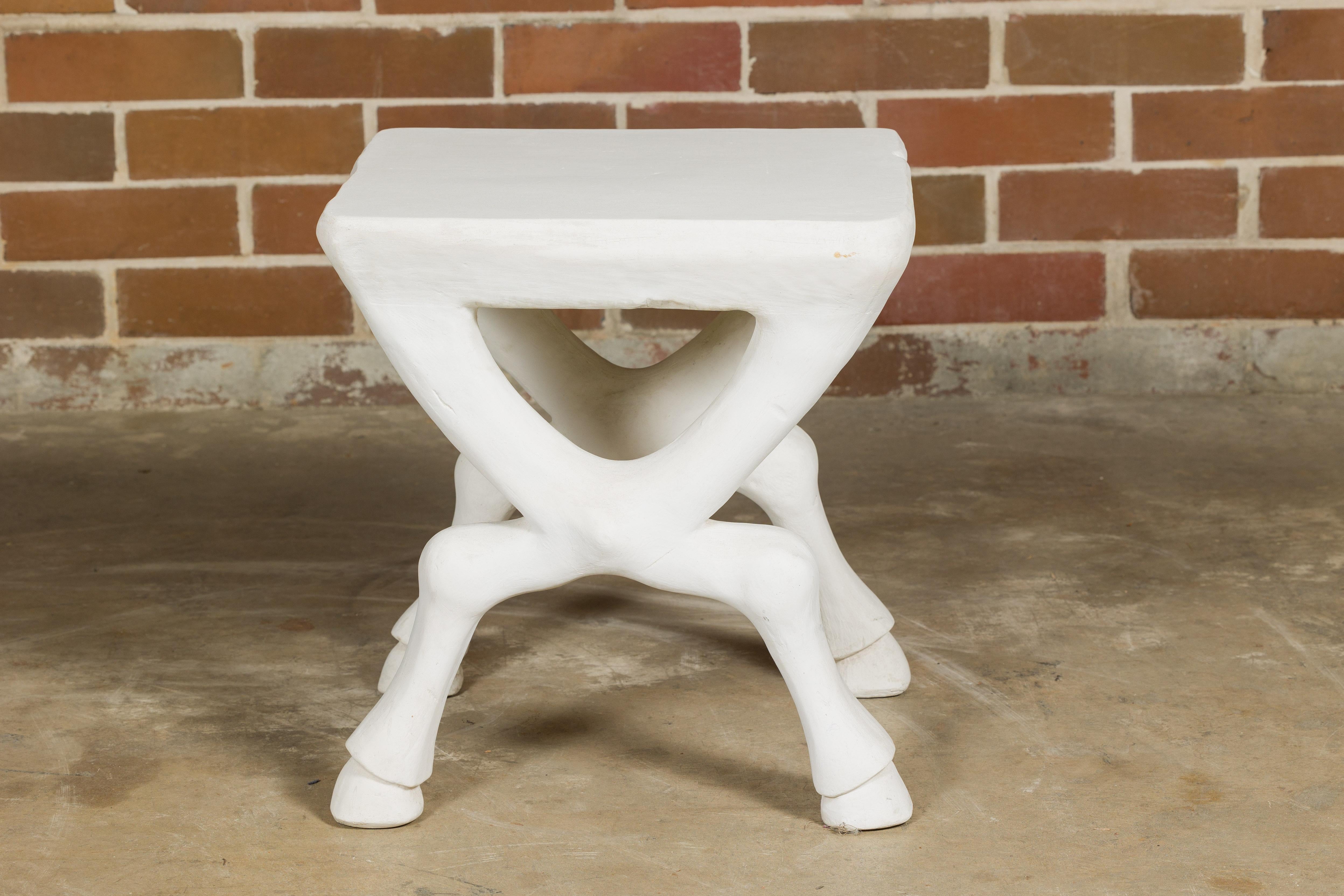 20ième siècle Table d'appoint basse en plâtre blanc avec pieds en sabot, signée John Dickinson, années 1970 en vente