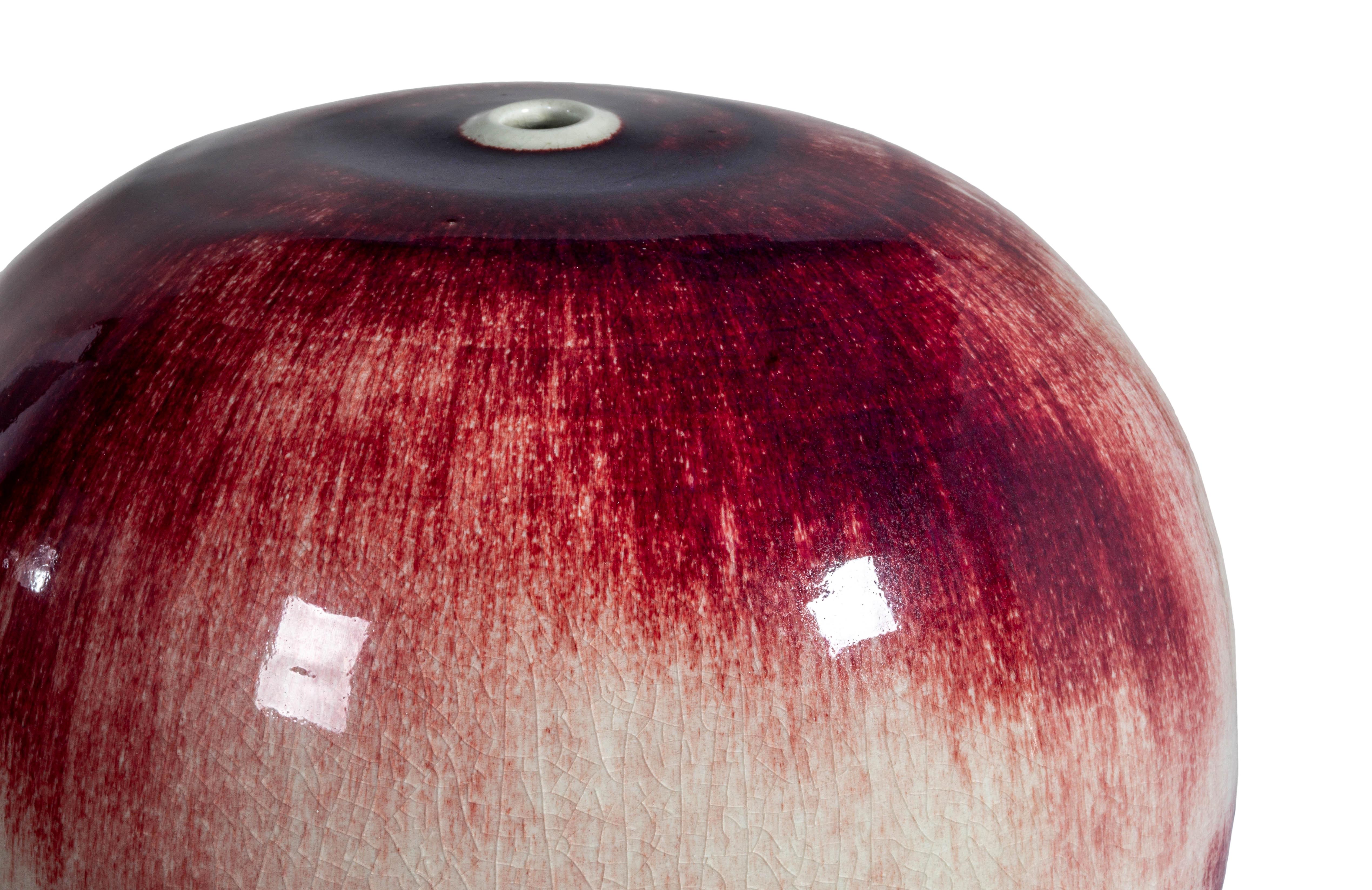 Vaso firmato in porcellana smaltata a ruota, color sangue di bue, dell'artista coreano/americano John Takehara. L'opera si intitola Akebono ed è stata prodotta negli anni Ottanta. L'opera è firmata sul fondo con la cifra d'artista incisa da