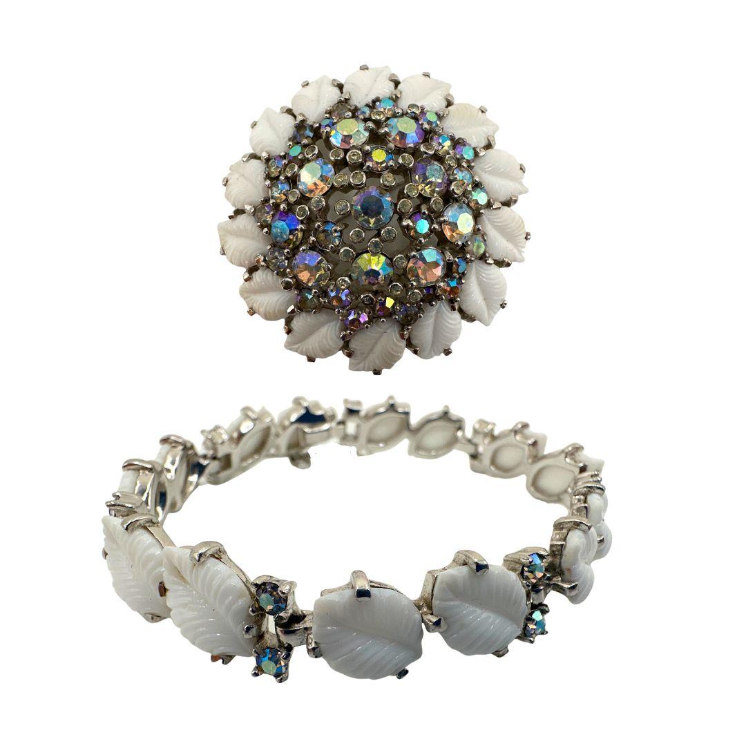 Brooch: 2.24 ”

Bracelet : 7 ”

Bin Code: A9 / P20

Immerse yourself in the captivating world of antique jewelry with this remarkable Jomaz brooch and bracelet set, proudly signed on the back for authenticity. Crafted with exquisite white glass and