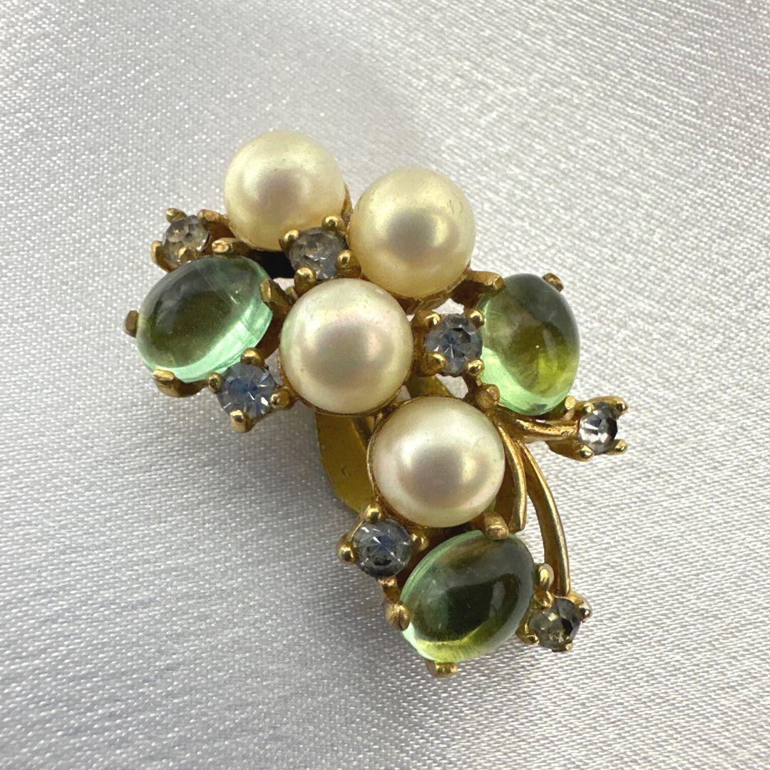 Elevate your elegance with these exquisite Signed Jomaz Pearl & Green Glass Vintage Clip-on Earrings. Crafted with precision and adorned with sophistication, these fashion earrings seamlessly blend vintage charm with contemporary flair.

The