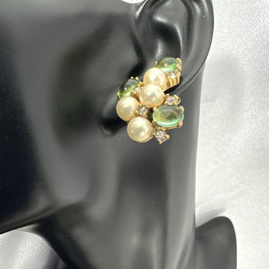 Pendientes de moda de clip vintage firmados con perla jomaz y cristal verde Art Decó en venta
