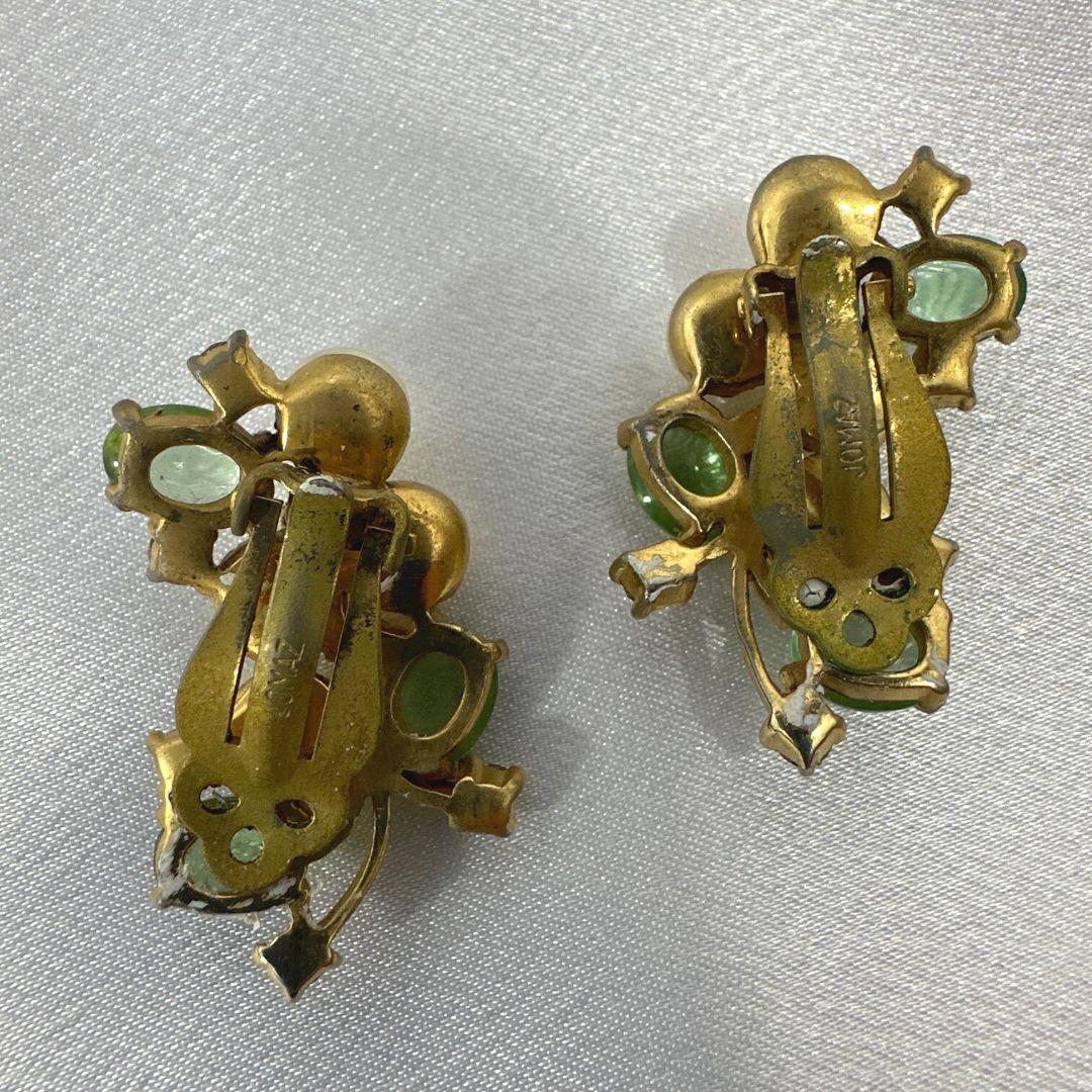 Pendientes de moda de clip vintage firmados con perla jomaz y cristal verde en Excelente estado para la venta en Jacksonville, FL