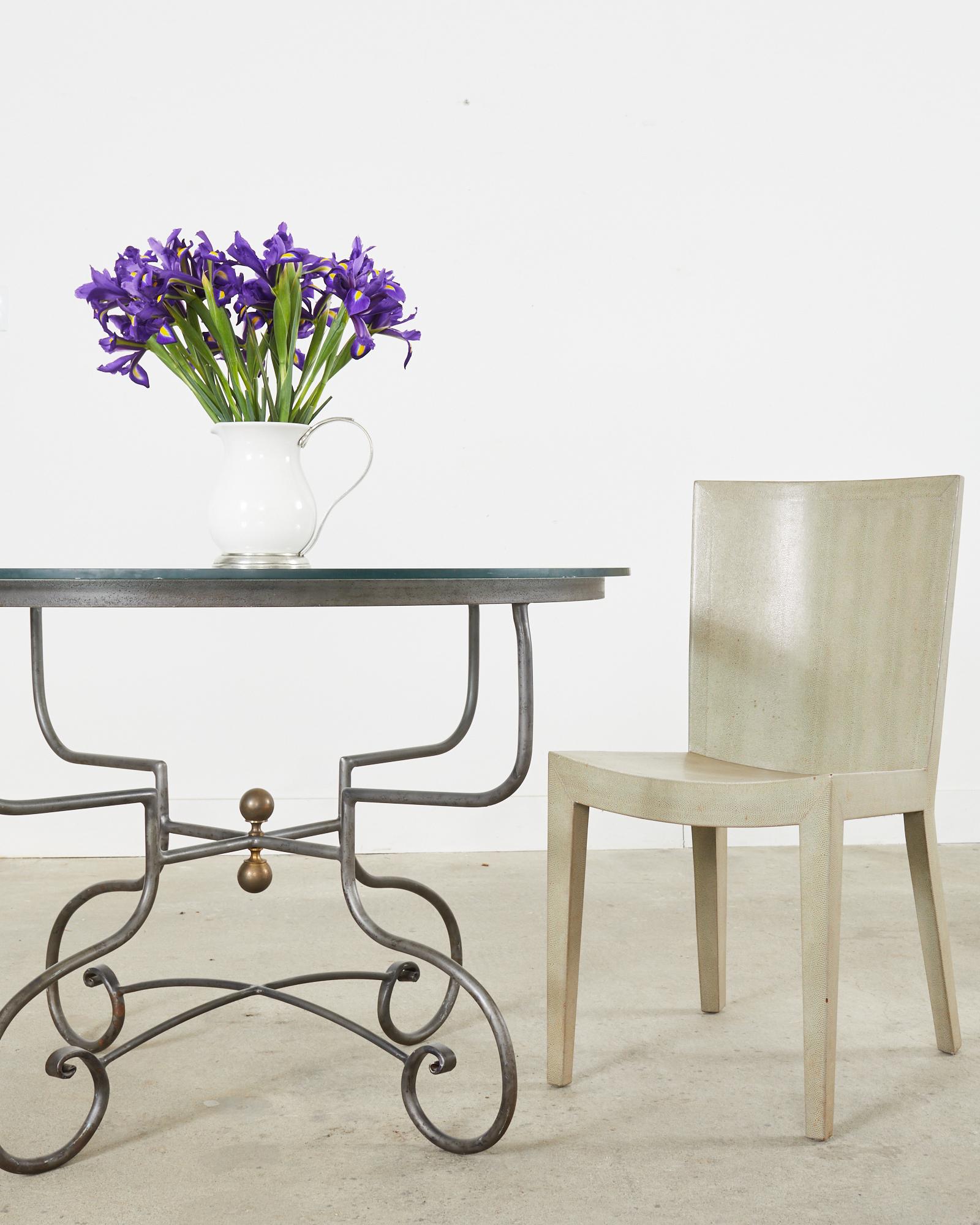 Stilvoller JMF-Stuhl von Karl Springer mit einem beeindruckenden, geprägten Eidechsenlederfurnier. Signiert und datiert auf dem Boden 1984 mit ausgezeichneten Tischlerarbeiten und Handwerkskunst. Das Leder hat eine schöne alte Patina mit geringem