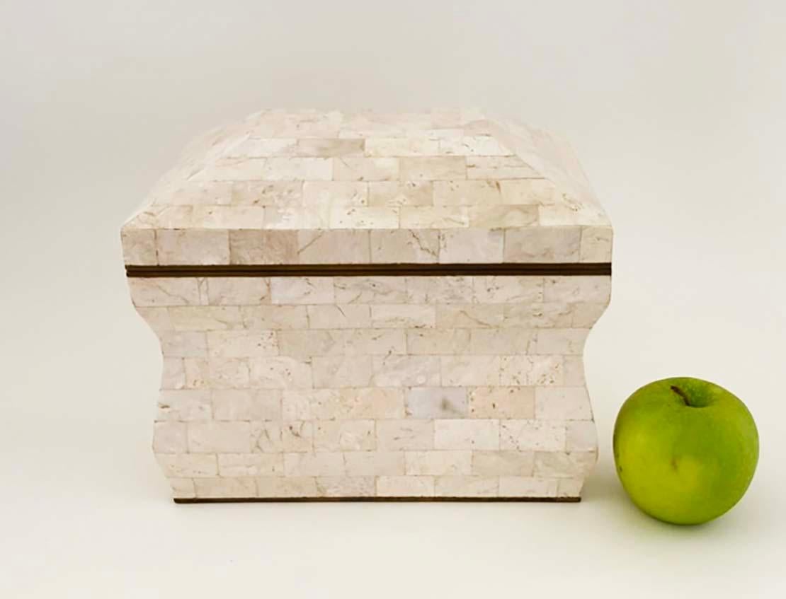 He aquí una caja con tapa muy bonita y emblemática de Karl Springer. Fabricado en piedra teselada, este ejemplar tiene detalles de latón y un interior de piel de zapa. La caja está en muy buen estado, sin astillas ni grietas. El latón presenta
