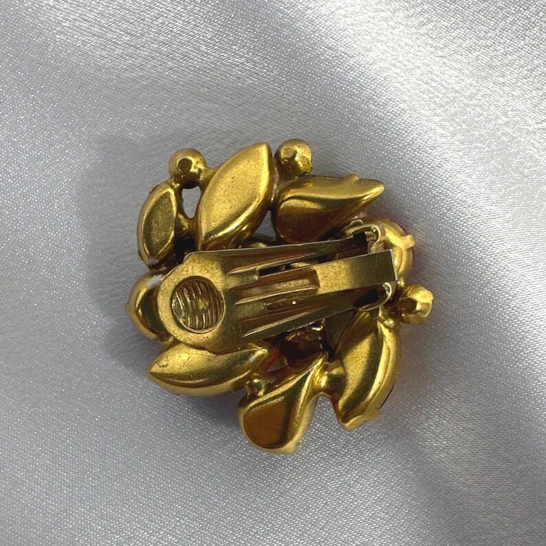 Signierte Karmer-Ohrringe Vintage Mehrfarbige Strass Clip auf runden Ohrringen im Angebot 2