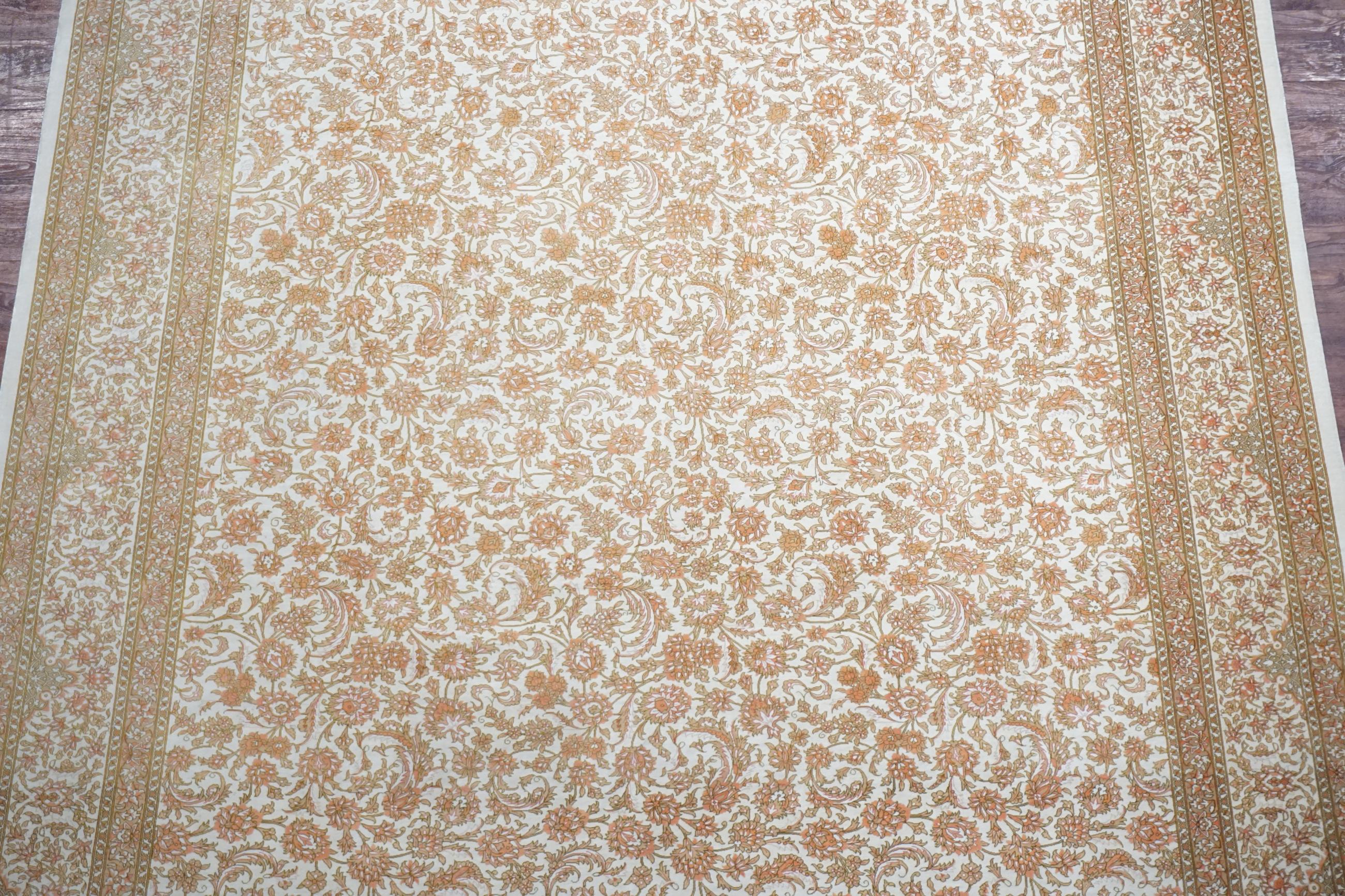 Autre Tapis en soie signé Kashan, datant d'environ 1970 en vente