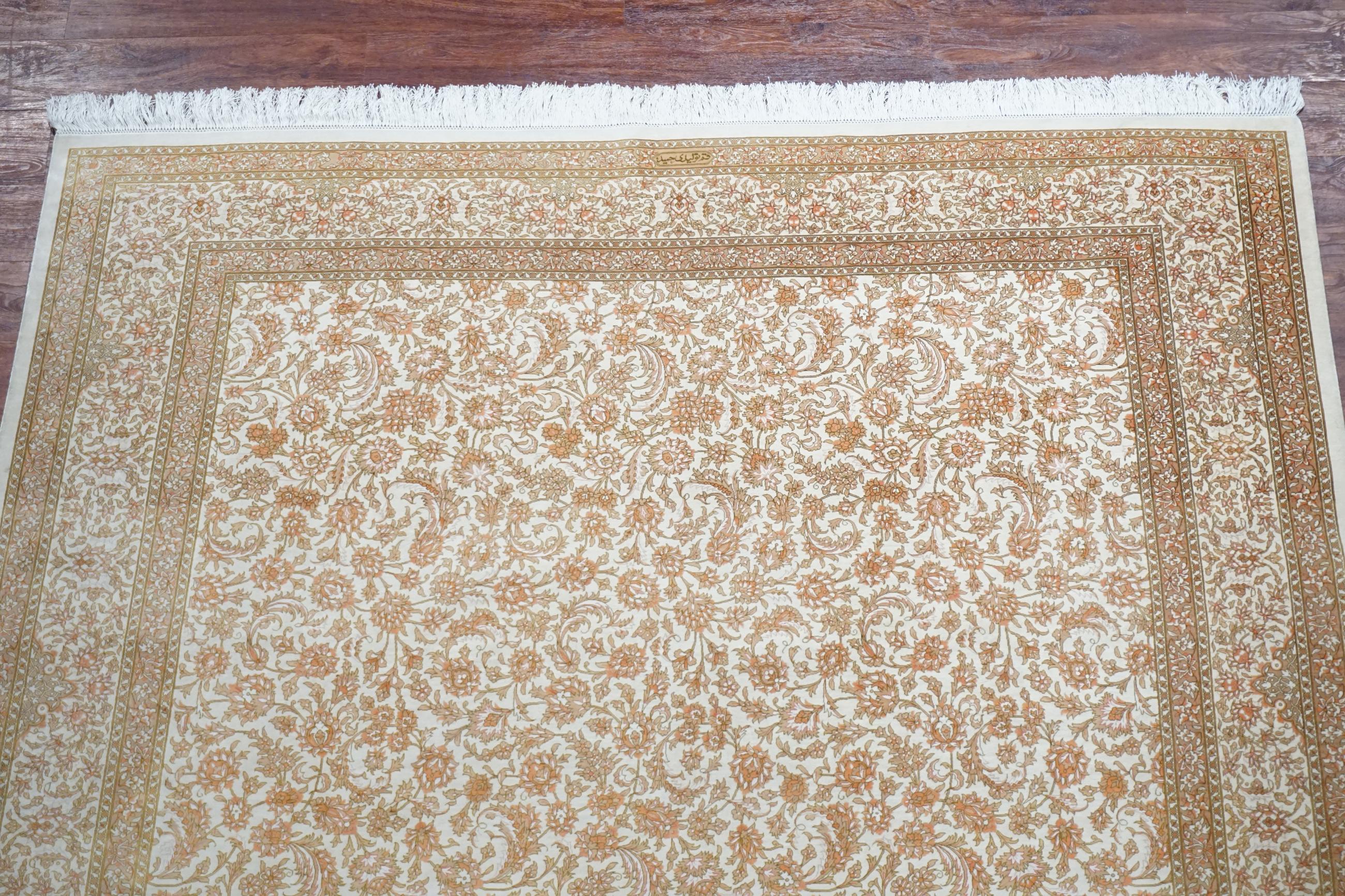 Perse Tapis en soie signé Kashan, datant d'environ 1970 en vente