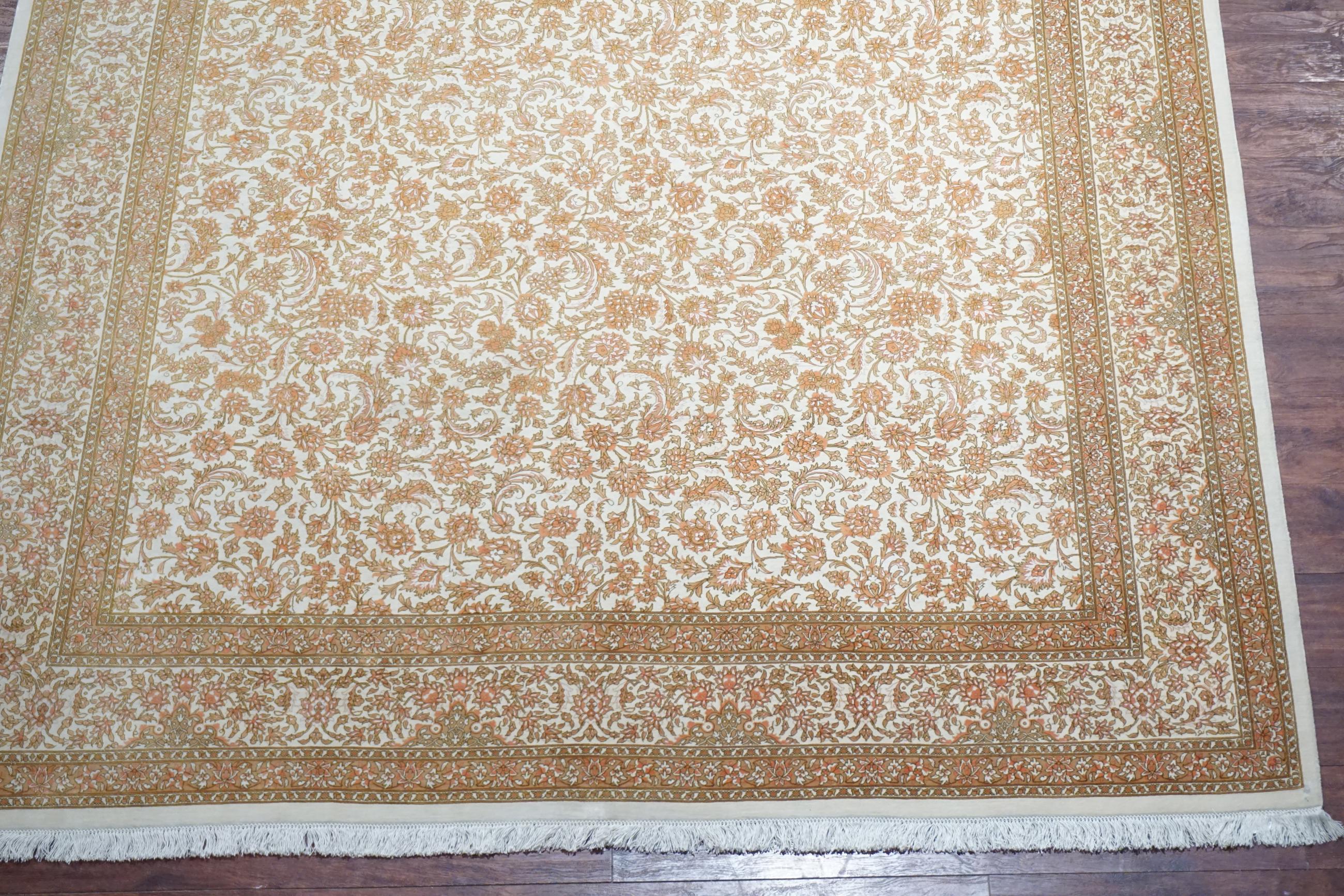 Noué à la main Tapis en soie signé Kashan, datant d'environ 1970 en vente