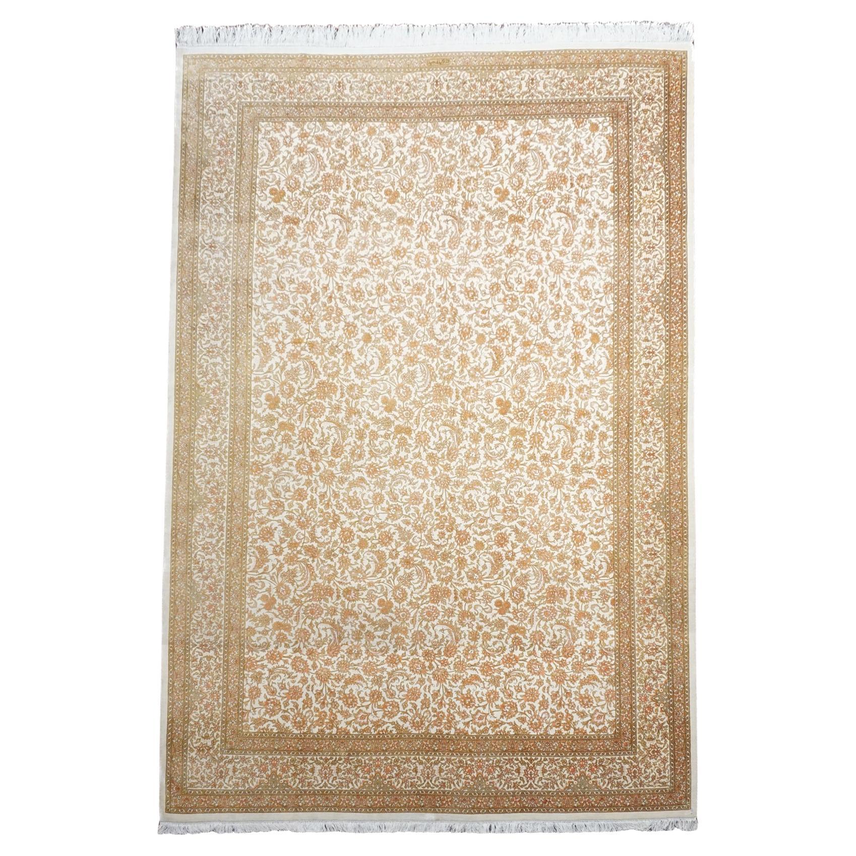 Tapis en soie signé Kashan, datant d'environ 1970 en vente