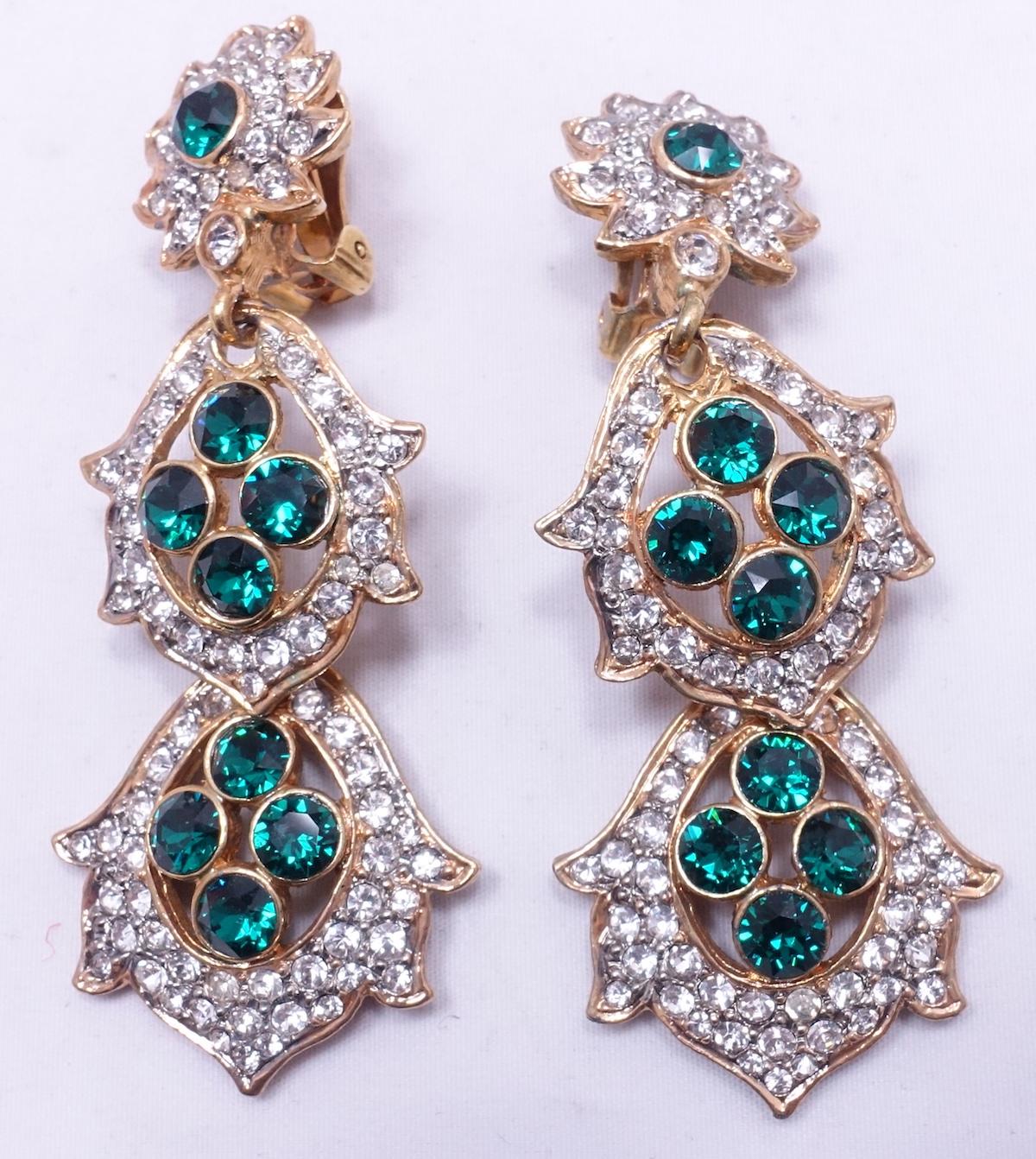 Signed Kenneth Lane Green and Clear Crystal Drop Earrings In Good Condition For Sale In New York, NY
