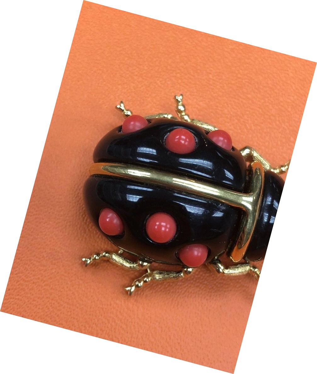 Signed KJL by Kenneth Jay Lane Faux Black Onyx and Faux Coral Ladybug Brooch Pin In Excellent Condition In Montreal, QC