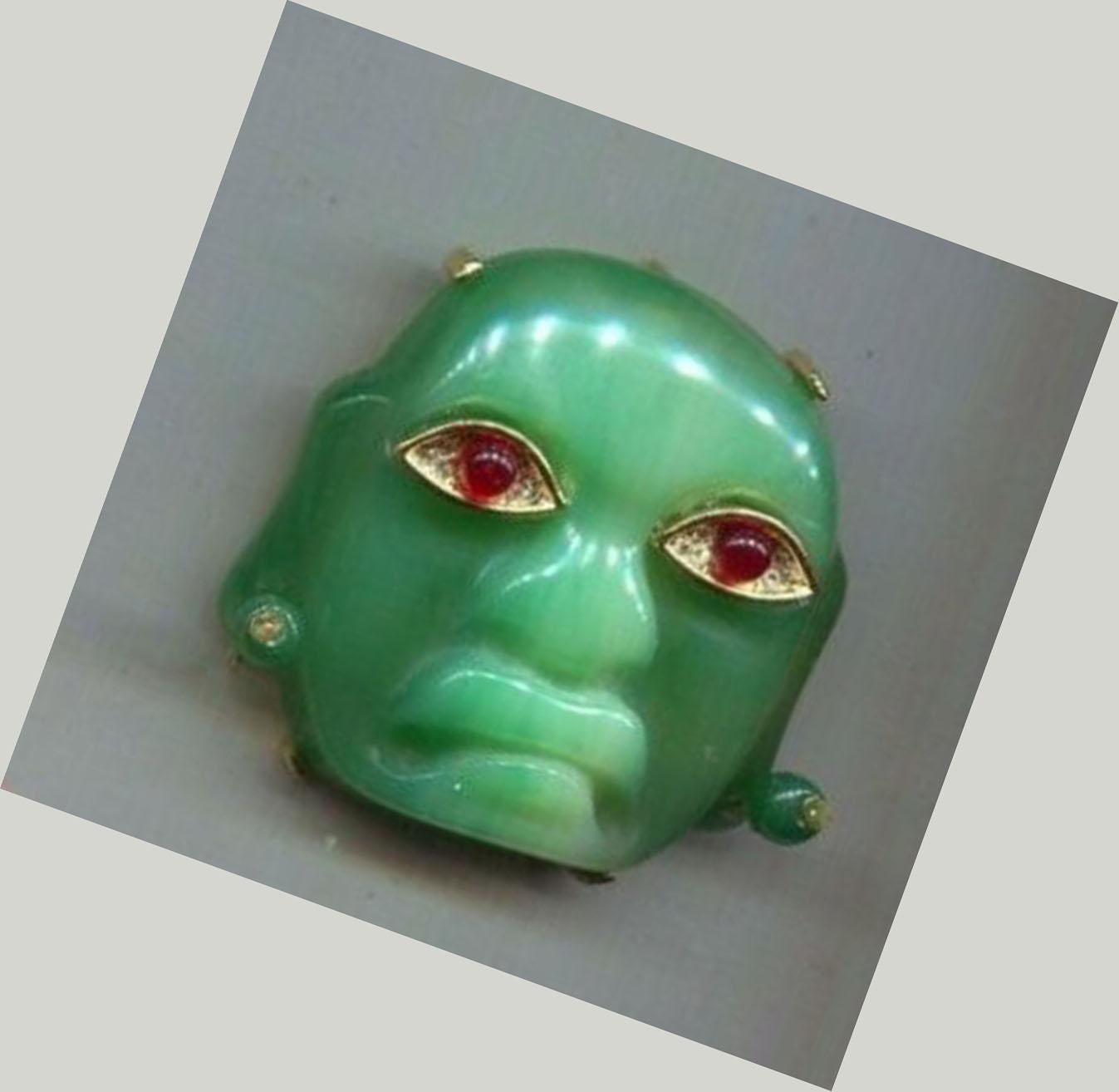 Kenneth Jay Lane Faux Green Jade Mask Brooch Pin Pendant Signed KJL Estate Find In Excellent Condition In Montreal, QC