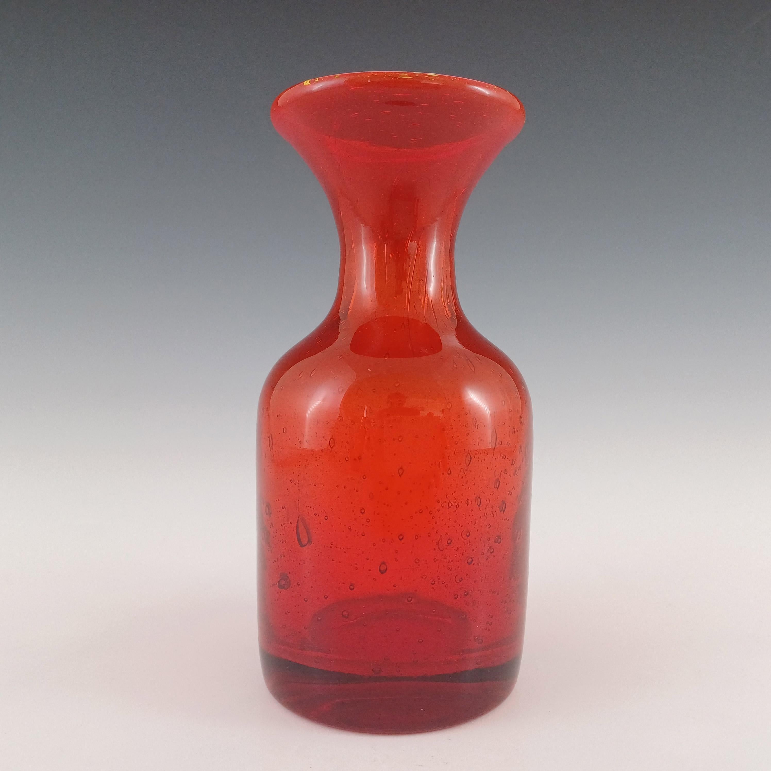 Uno splendido vaso scandinavo in vetro spumeggiante rosso, prodotto da Boda in Svezia e disegnato da Erik Hoglund, modello numero H525, firmato alla base 