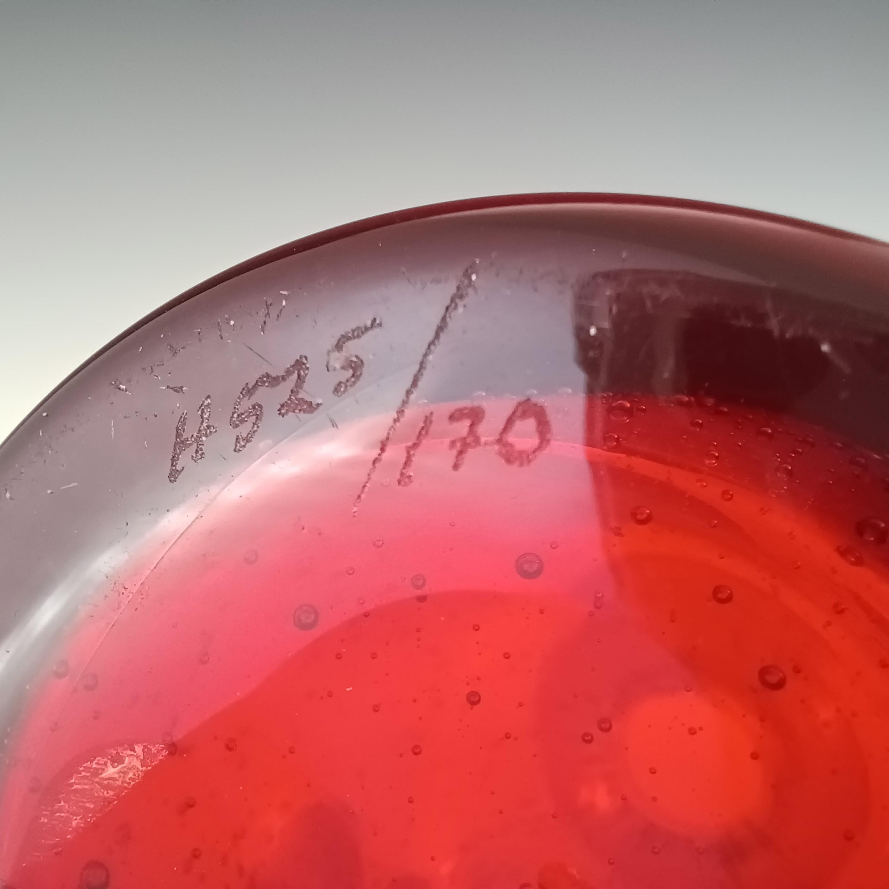 Mid-Century moderno Vaso di vetro rosso Kosta Boda firmato Erik Hoglund #H525 in vendita