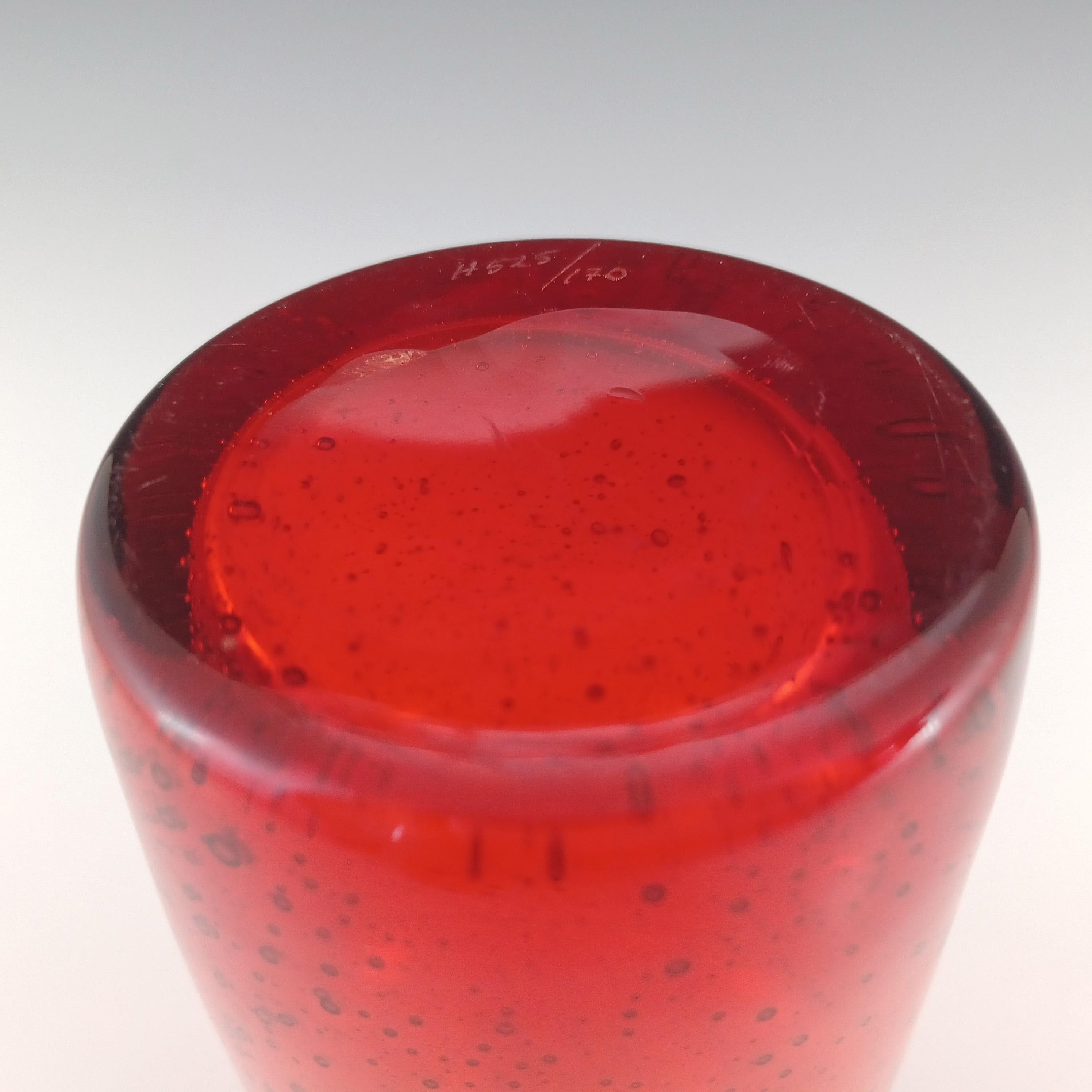 Vetro Vaso di vetro rosso Kosta Boda firmato Erik Hoglund #H525 in vendita