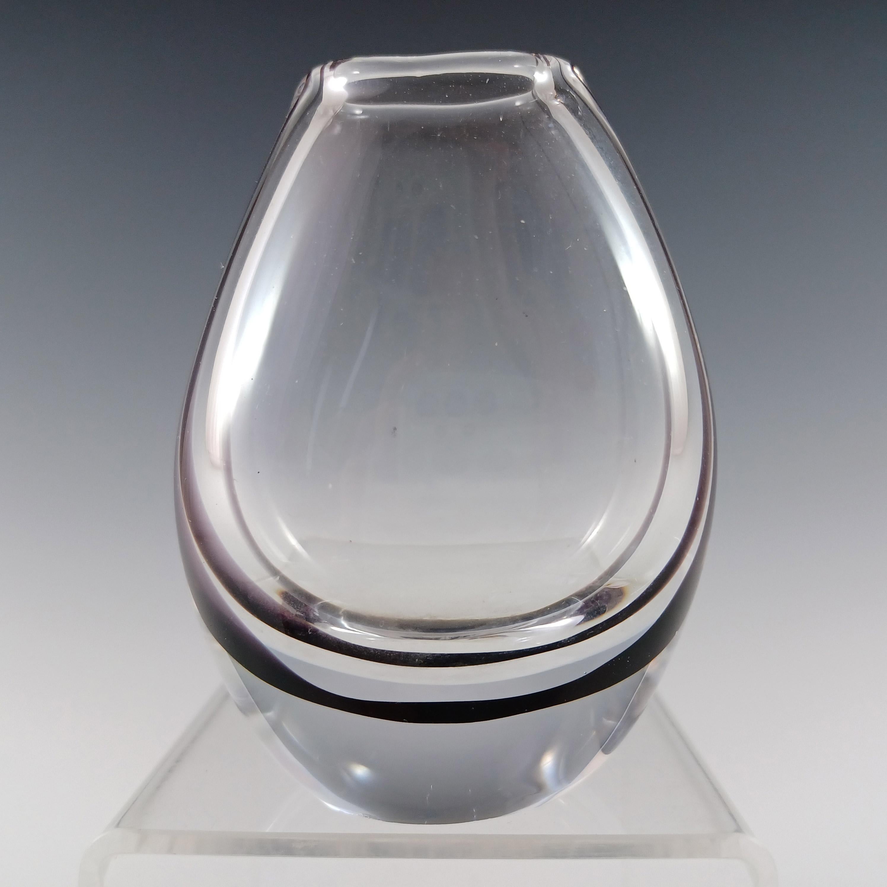 Impresionante jarrón escandinavo de cristal en miniatura, fabricado por Kosta Boda de Suecia, que forma parte de su gama Contour, diseñada por Vicke Lindstrand. Firmado en la base: 