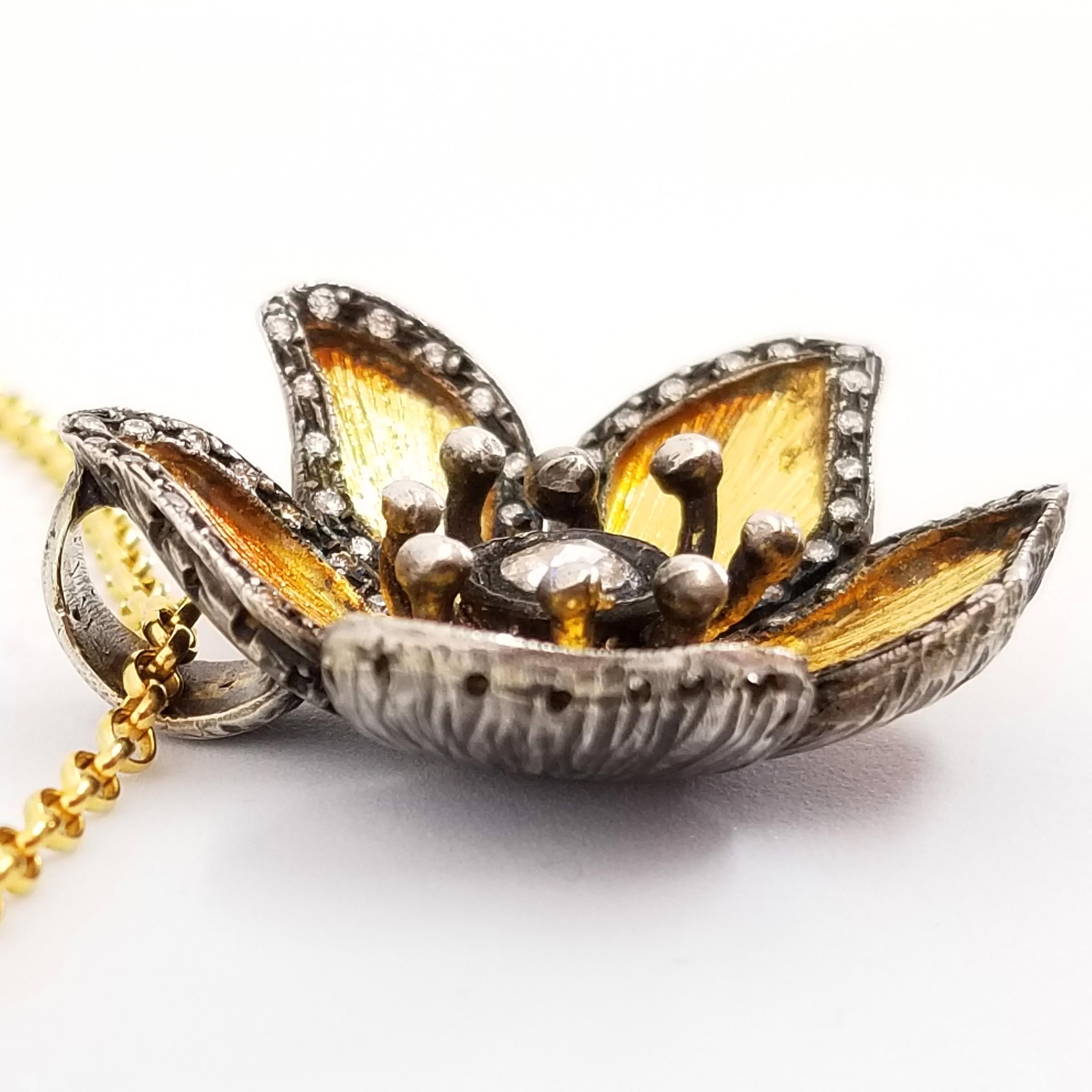 Pendentif et chaîne fleur en or massif 24 carats et argent avec diamants signés Kurtulan en vente 3