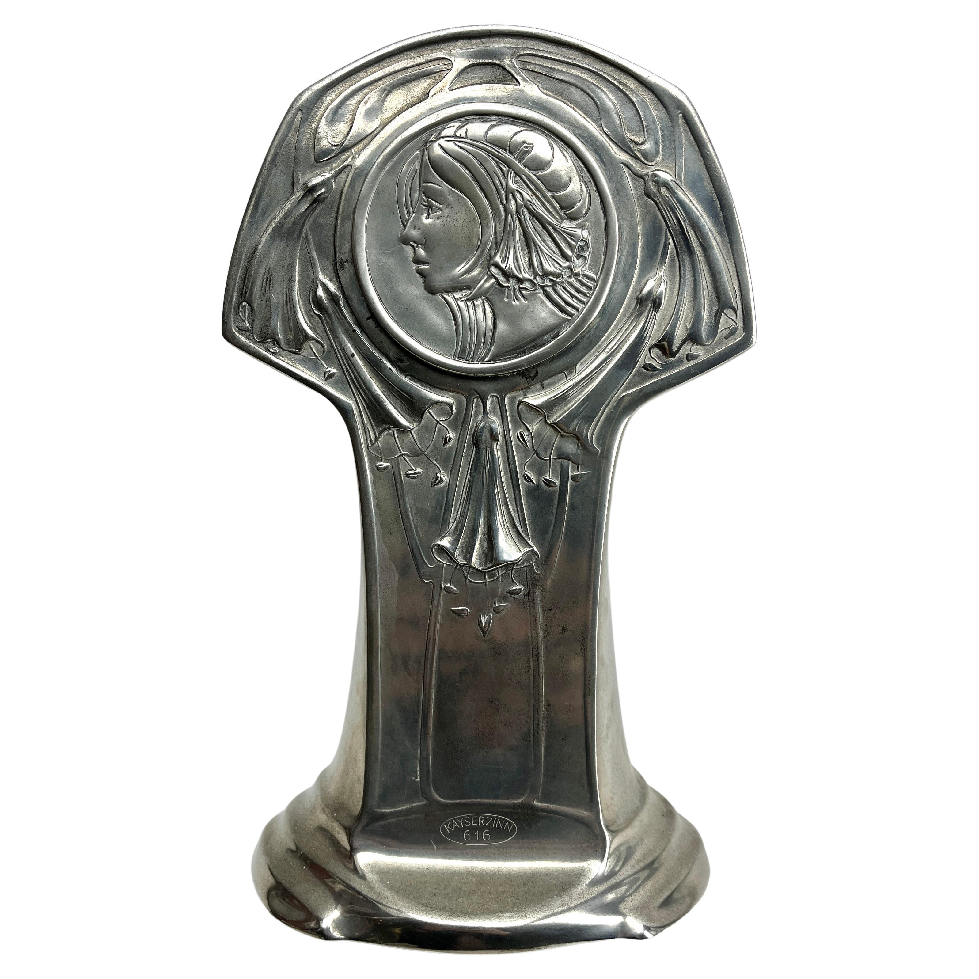 Questo orologio in stile Art Nouveau, semplice ma di grande effetto, è stato realizzato con un'unica soluzione.
 in modo che l'oggetto appaia delicato pur rimanendo solido e stabile. 

Prodotto tra il 1955 e il 1965, è stato realizzato a mano in