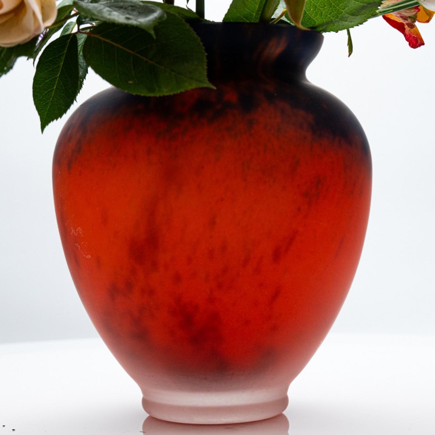 Début du 20ème siècle Vase en verre marbré émaillé, signé La Rochère et gravé à l'acide, 1920 en vente