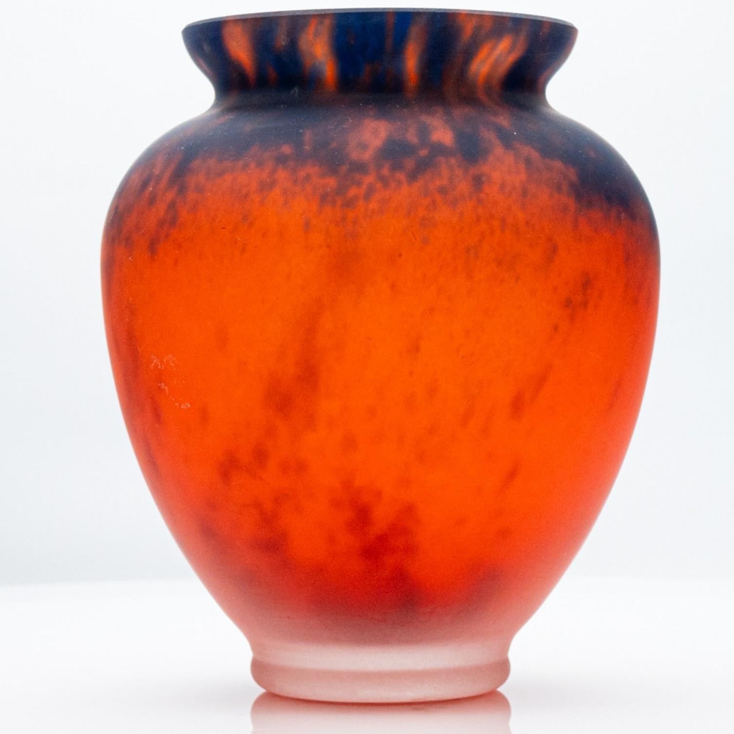 Verre Vase en verre marbré émaillé, signé La Rochère et gravé à l'acide, 1920 en vente