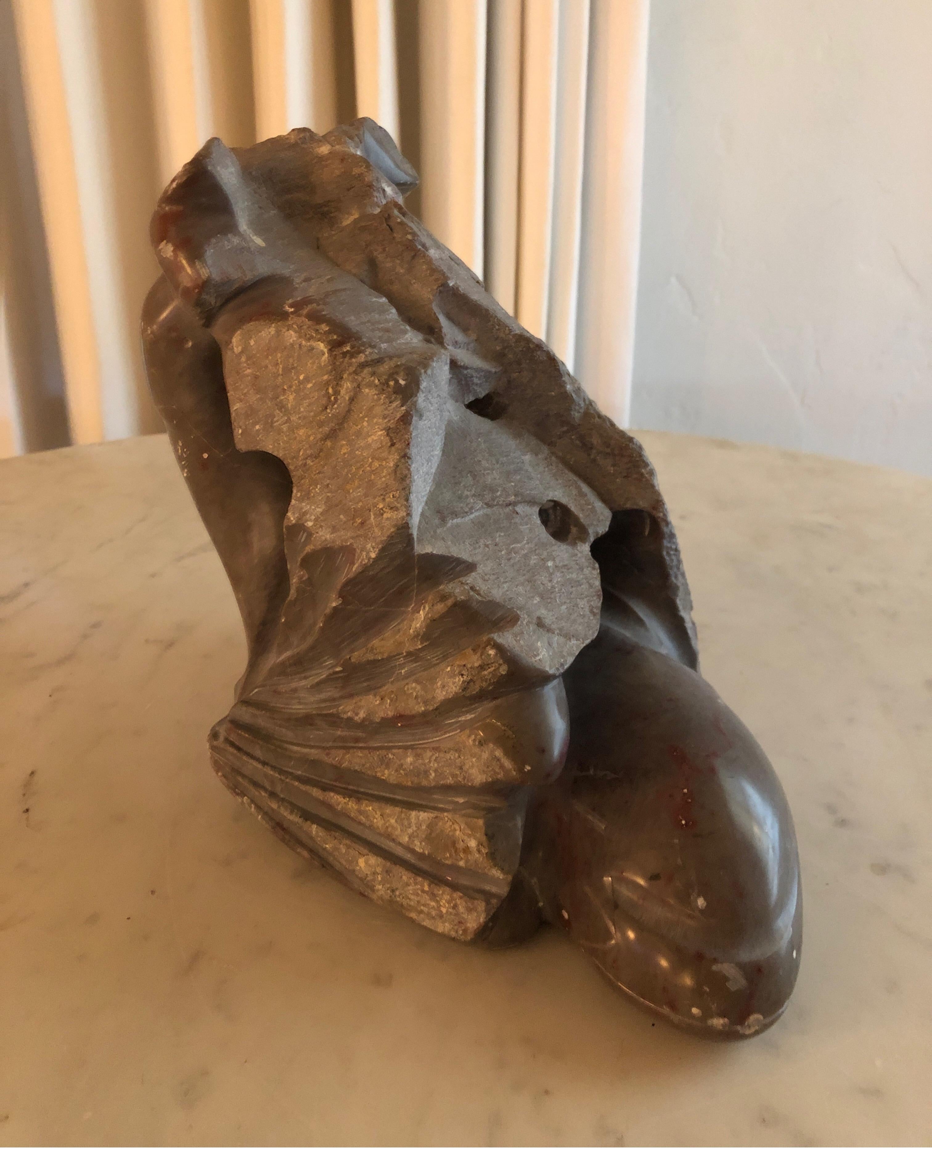 Sculpture moderniste signée avec des cœurs infâmes par l'artiste américain Yehuda Dodd Roth.
Pierre sculptée grise avec des nuances de brun rougeâtre.