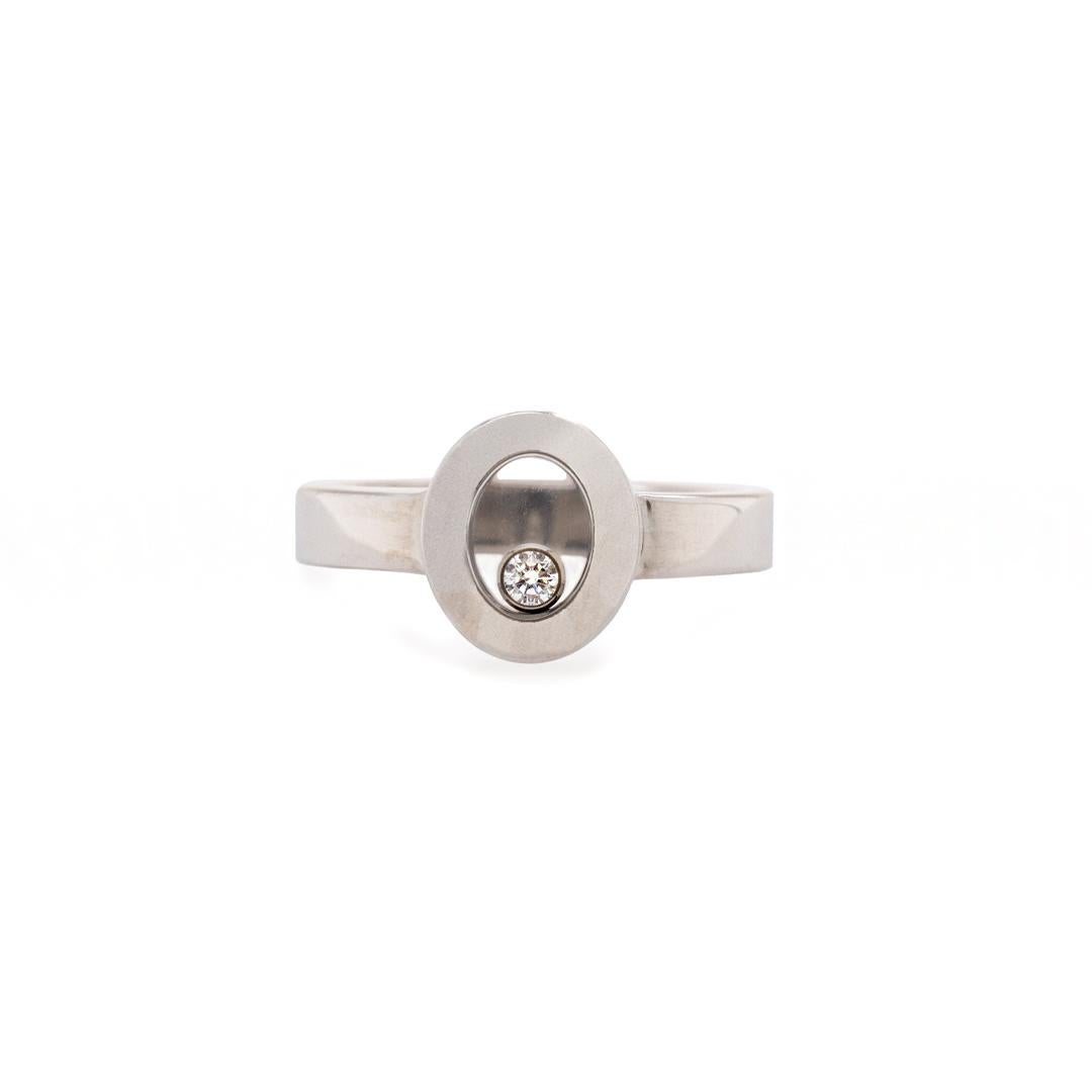 Ein von einem Designer gefertigter, polierter, rhodinierter 18-karätiger Weißgold-Diamant-Cocktailring mit konisch zulaufendem, passgenauem Schaft. Der Ring ist eine Größe 5,5 und misst etwa 9,90 mm verjüngt sich auf 3,40 mm in der Breite von 8,40