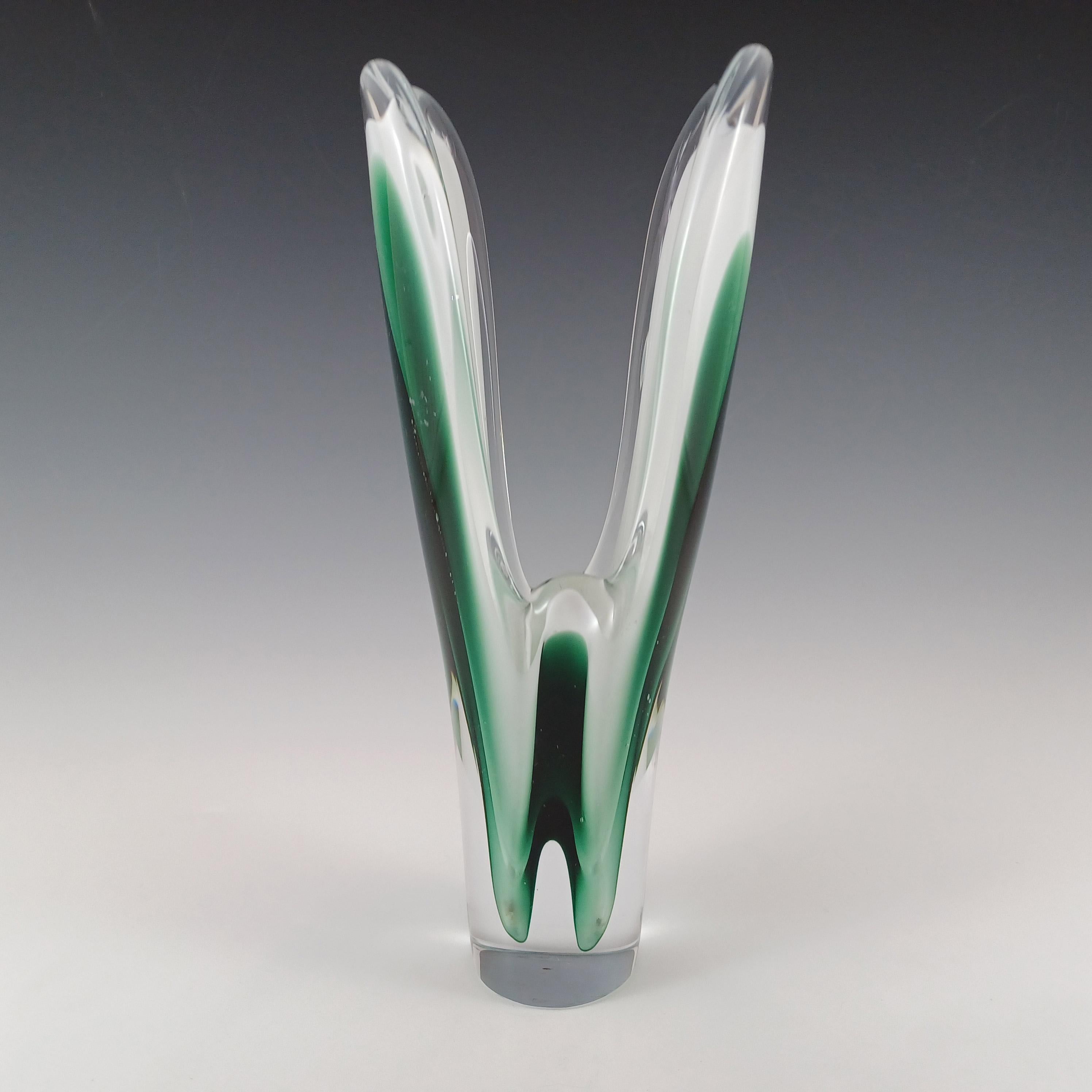 Gran jarrón de cristal verde Flygsfors Coquille firmado por Paul Kedelv Moderno de mediados de siglo en venta