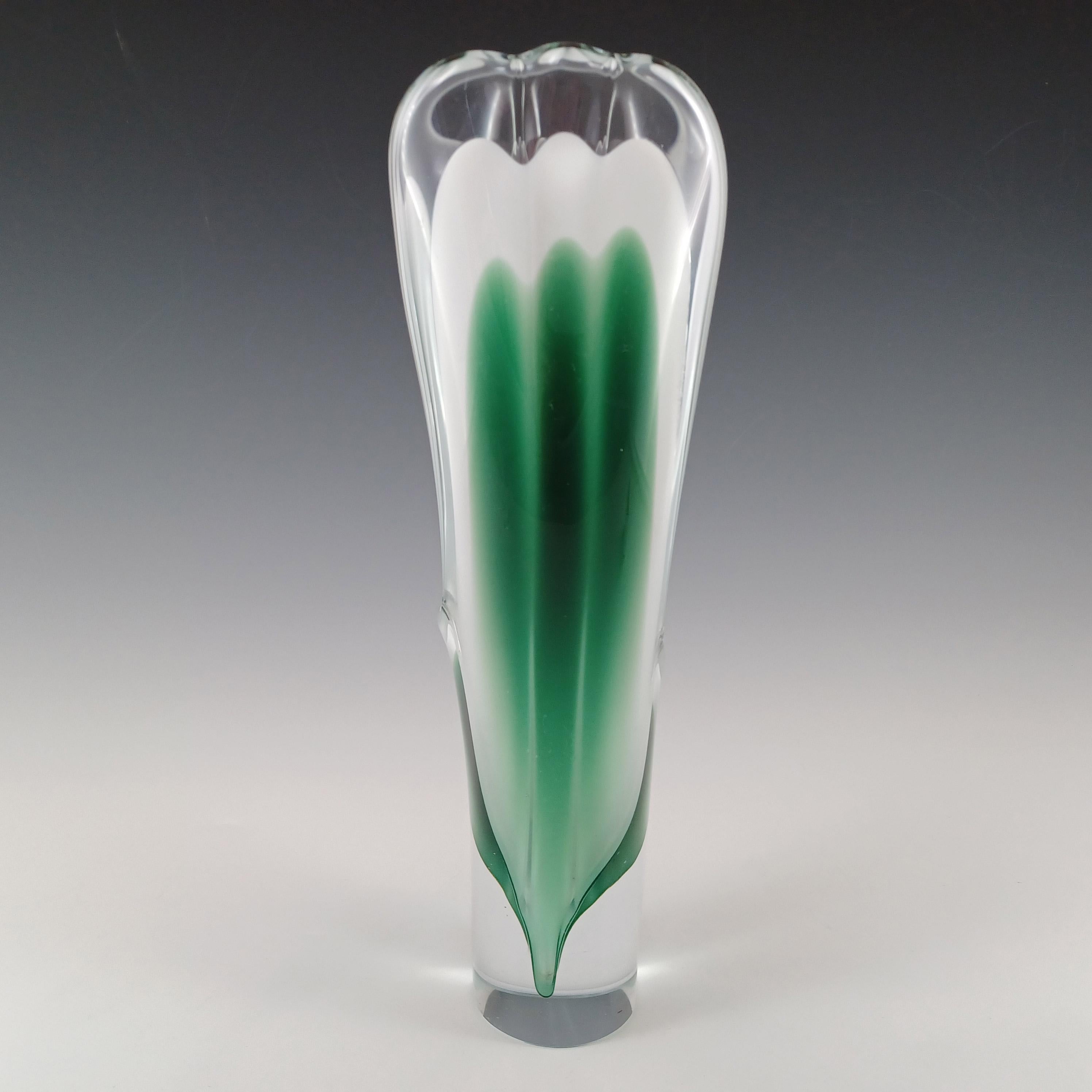Gran jarrón de cristal verde Flygsfors Coquille firmado por Paul Kedelv Hecho a mano en venta