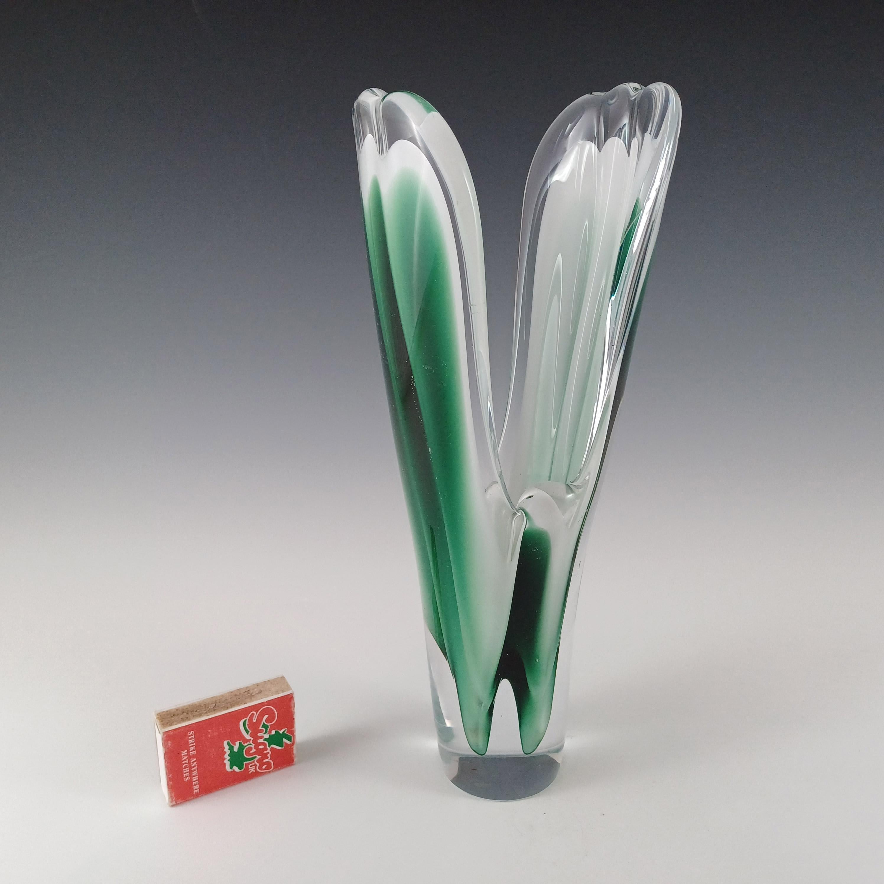Gran jarrón de cristal verde Flygsfors Coquille firmado por Paul Kedelv mediados del siglo XX en venta
